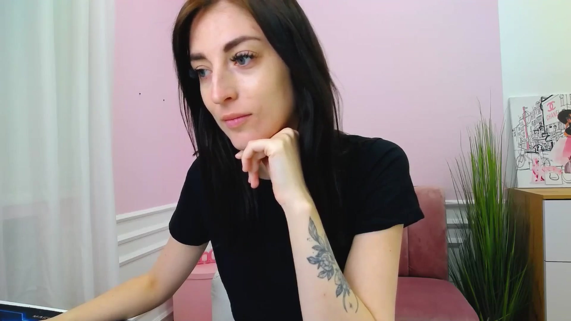 Gallery image thumbnail from KiiraDream's myfreecams stream on, 04/27/2025, 10:03 image 5 of 20