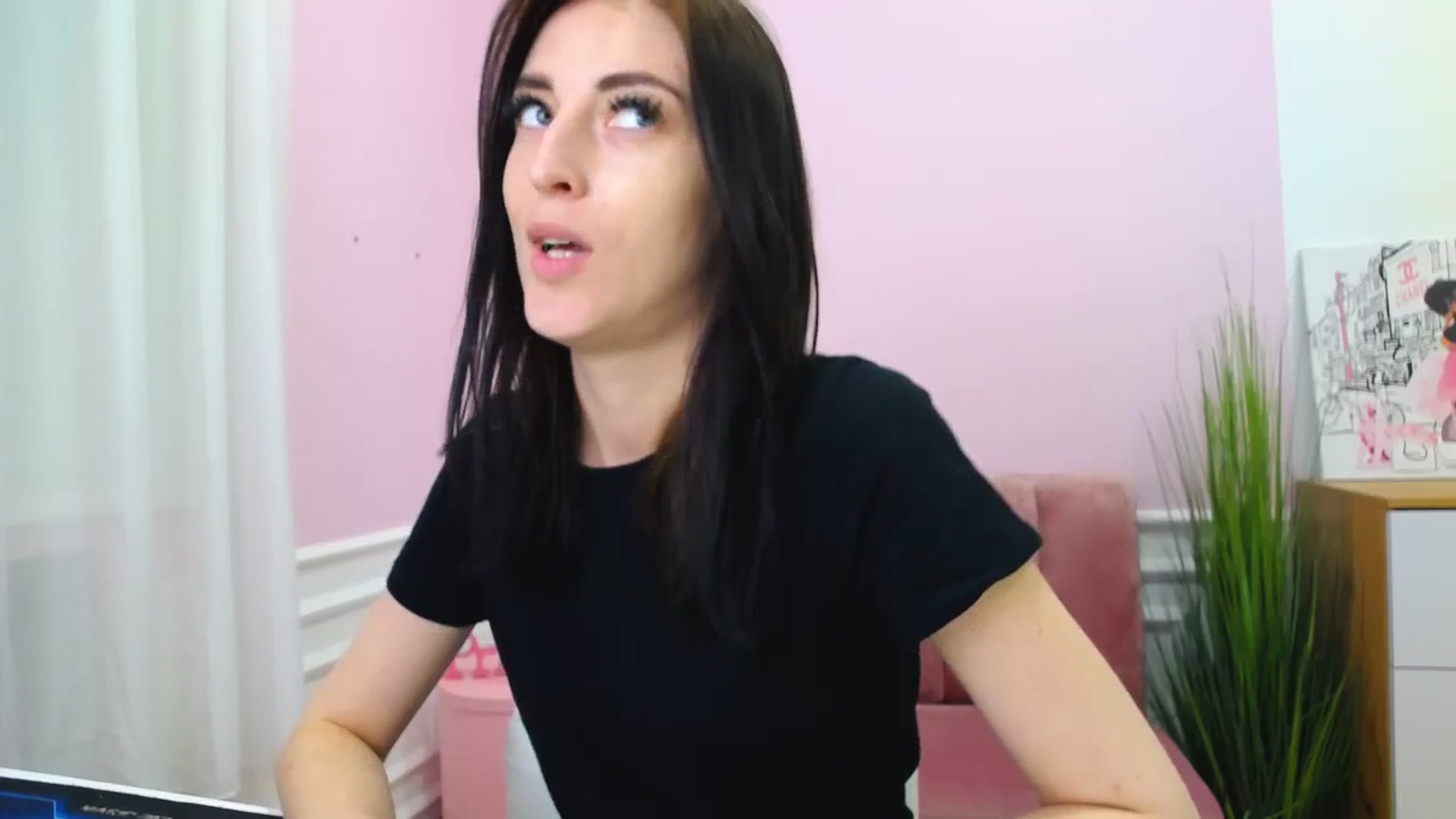 Gallery image thumbnail from KiiraDream's myfreecams stream on, 04/27/2025, 10:03 image 10 of 20