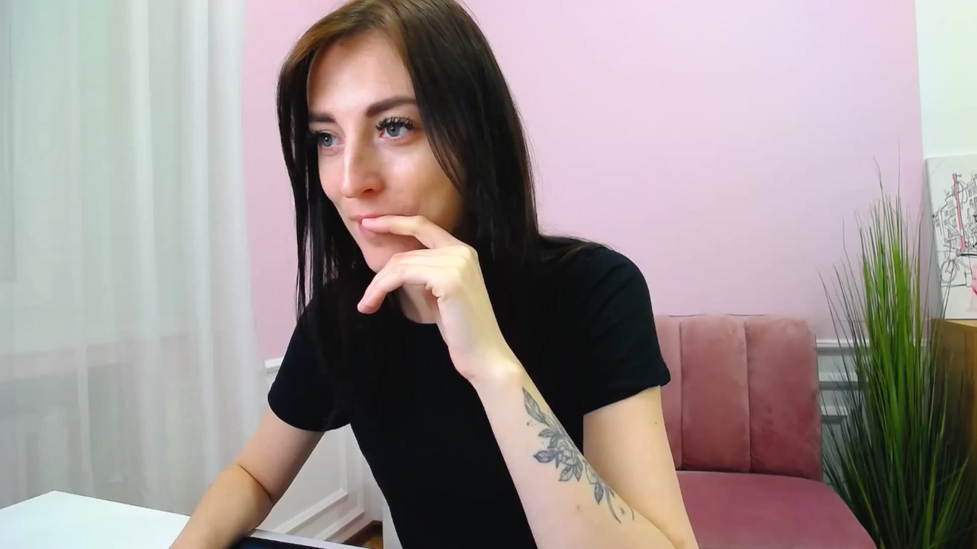 Gallery image thumbnail from KiiraDream's myfreecams stream on, 04/27/2025, 11:20 image 9 of 20