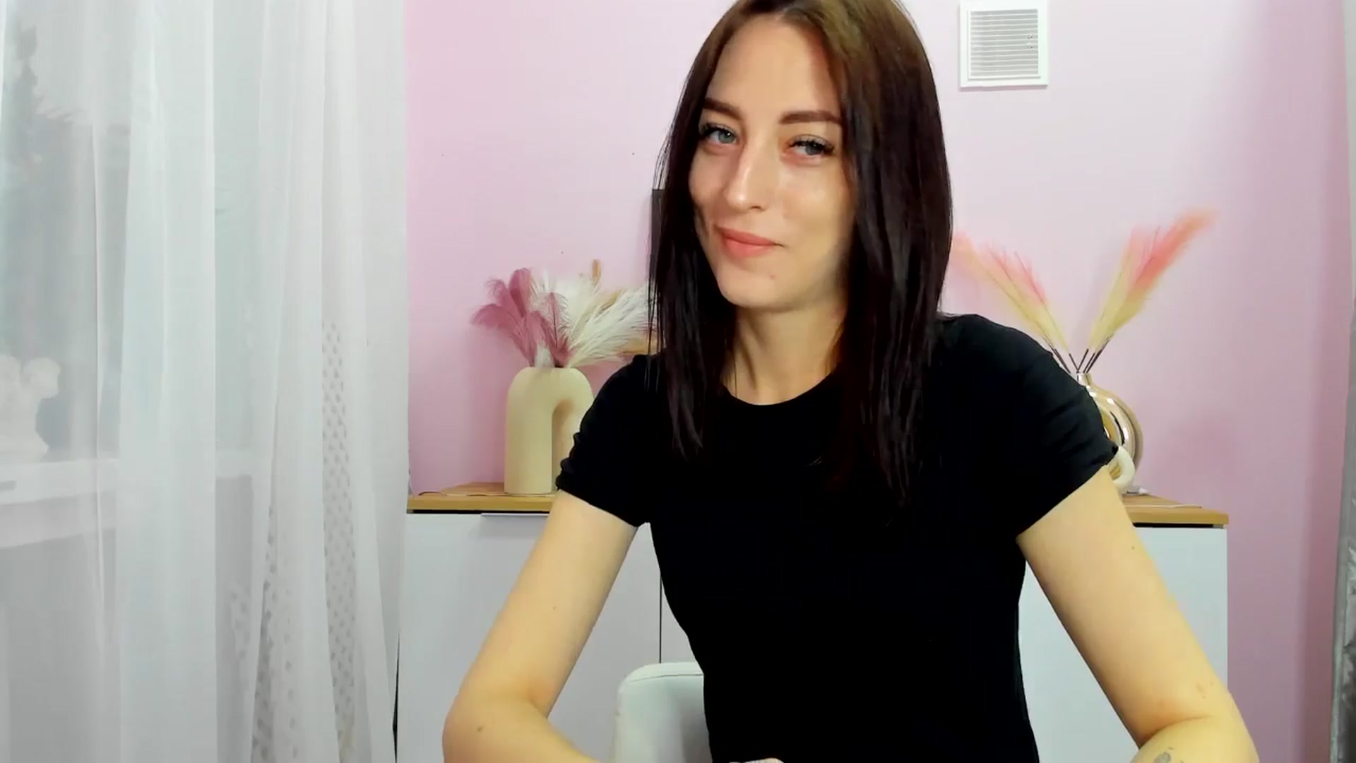Gallery image thumbnail from KiiraDream's myfreecams stream on, 04/28/2025, 08:16 image 8 of 20