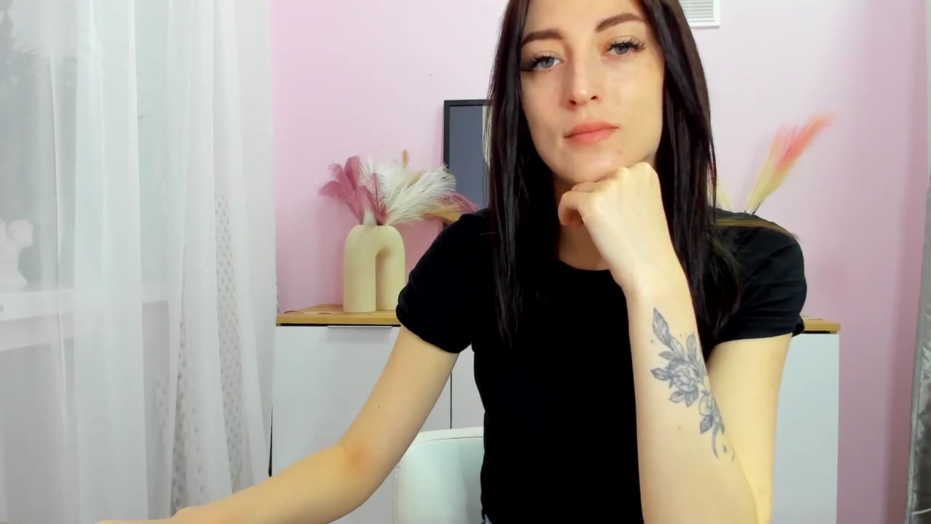 Gallery image thumbnail from KiiraDream's myfreecams stream on, 04/28/2025, 08:16 image 5 of 20