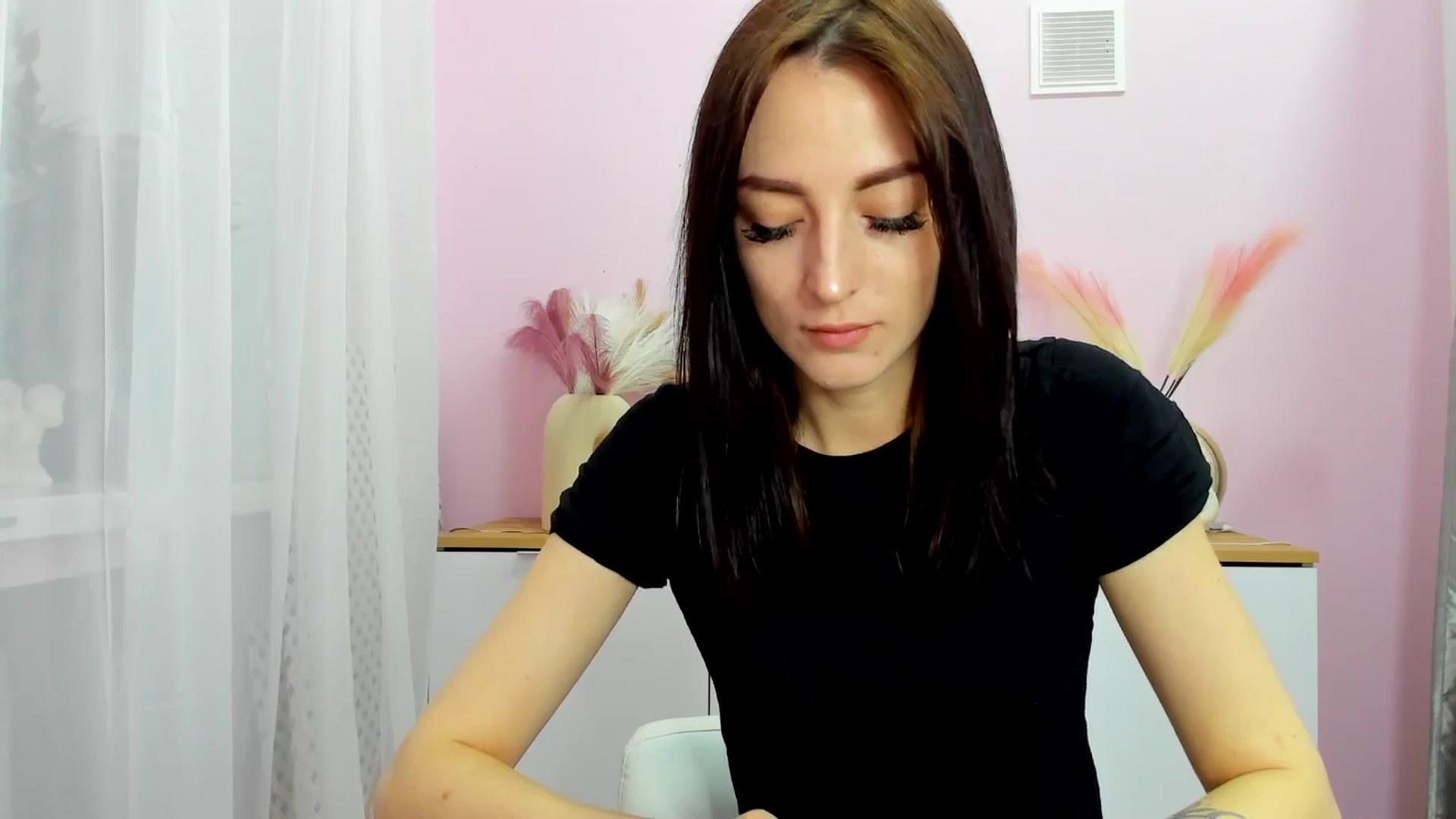 Gallery image thumbnail from KiiraDream's myfreecams stream on, 04/28/2025, 08:16 image 6 of 20