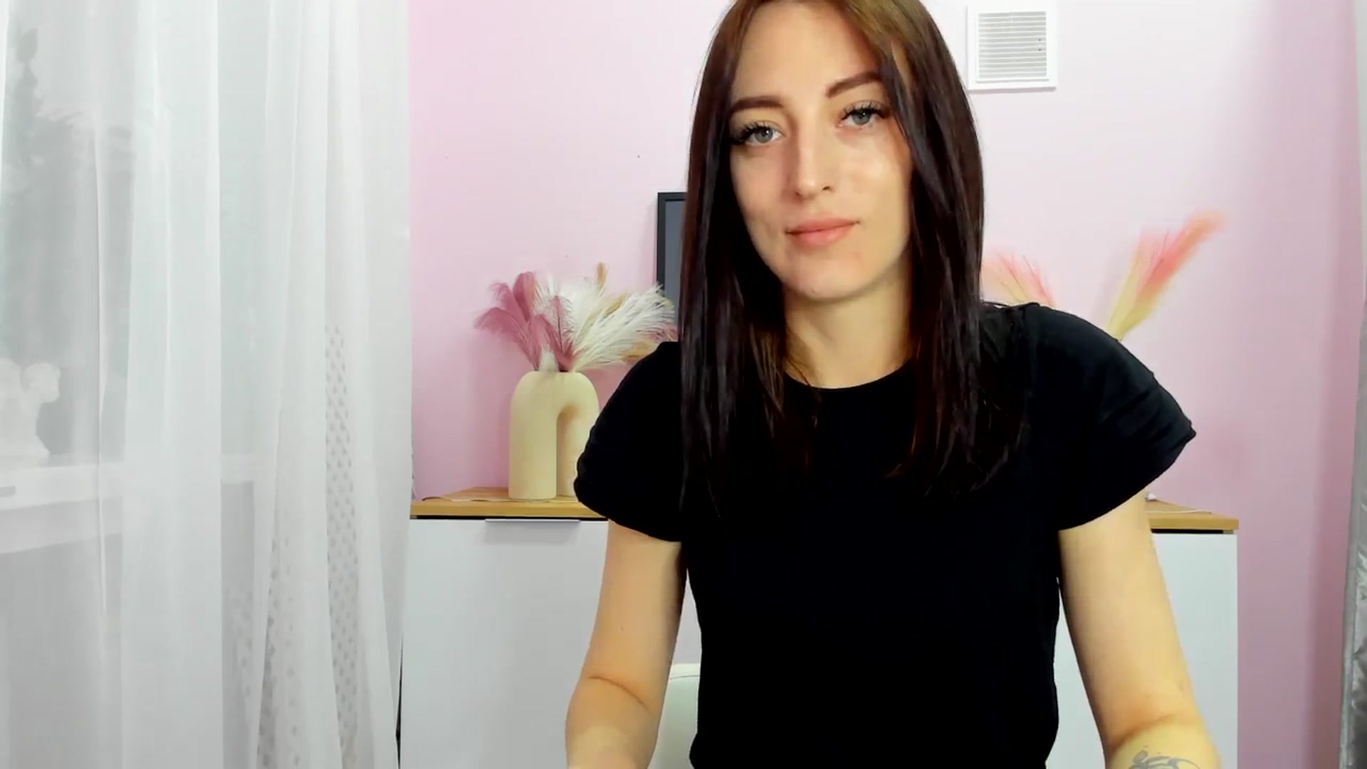 Gallery image thumbnail from KiiraDream's myfreecams stream on, 04/28/2025, 09:46 image 3 of 20