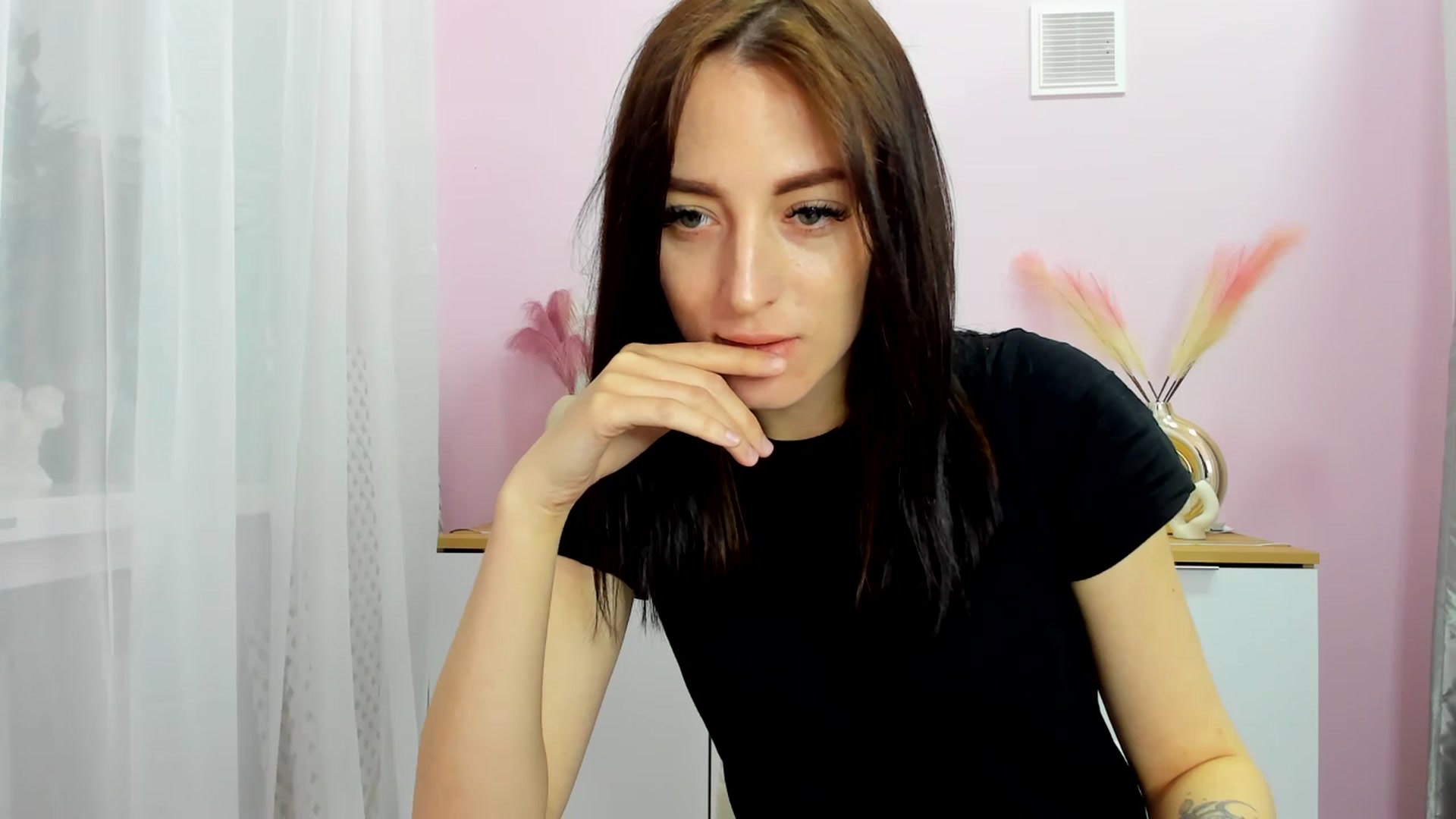 Gallery image thumbnail from KiiraDream's myfreecams stream on, 04/28/2025, 09:46 image 5 of 20