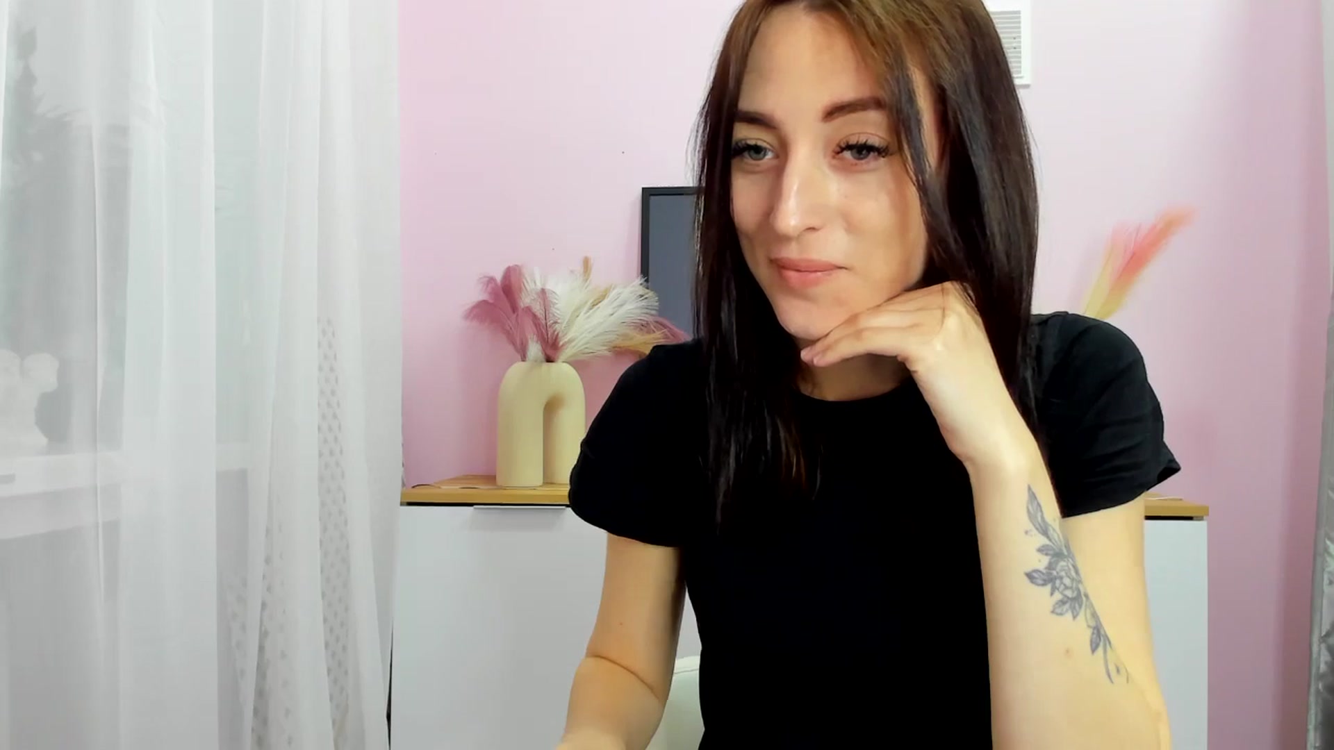 Gallery image thumbnail from KiiraDream's myfreecams stream on, 04/28/2025, 09:46 image 4 of 20