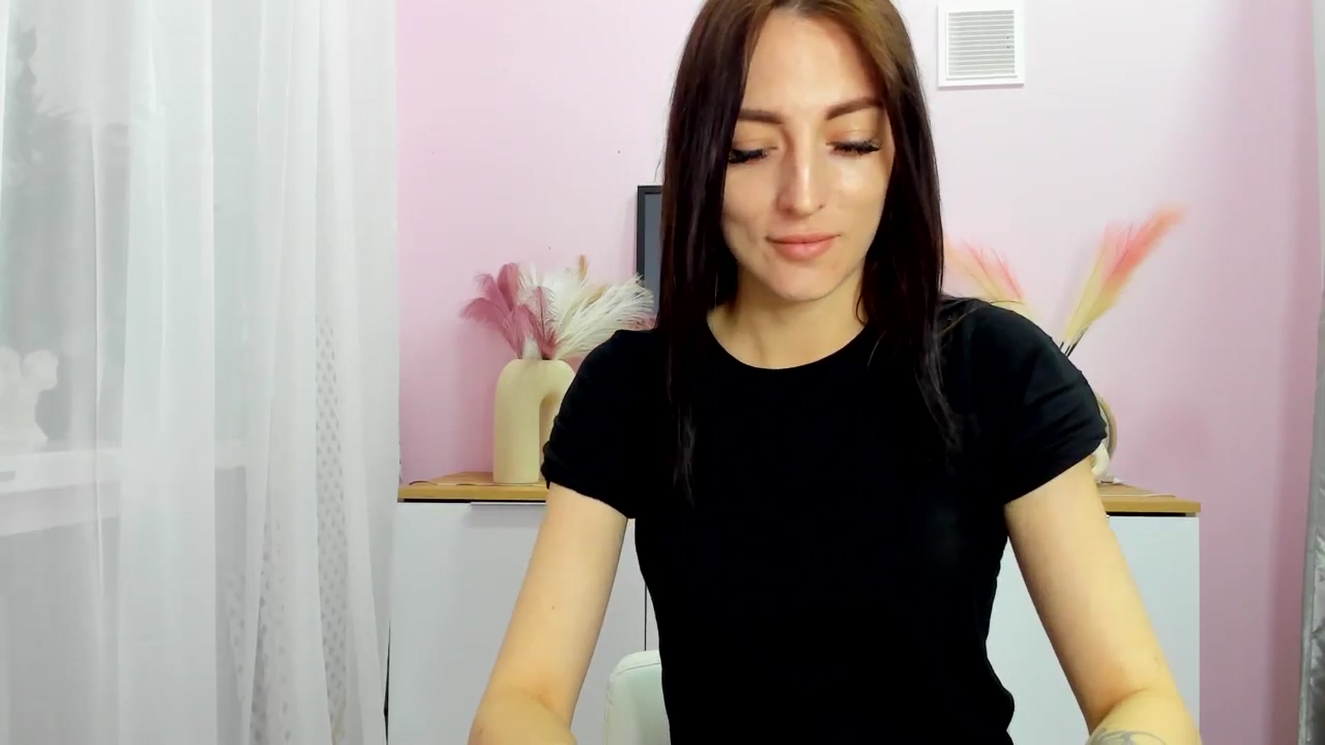 Gallery image thumbnail from KiiraDream's myfreecams stream on, 04/28/2025, 09:46 image 10 of 20