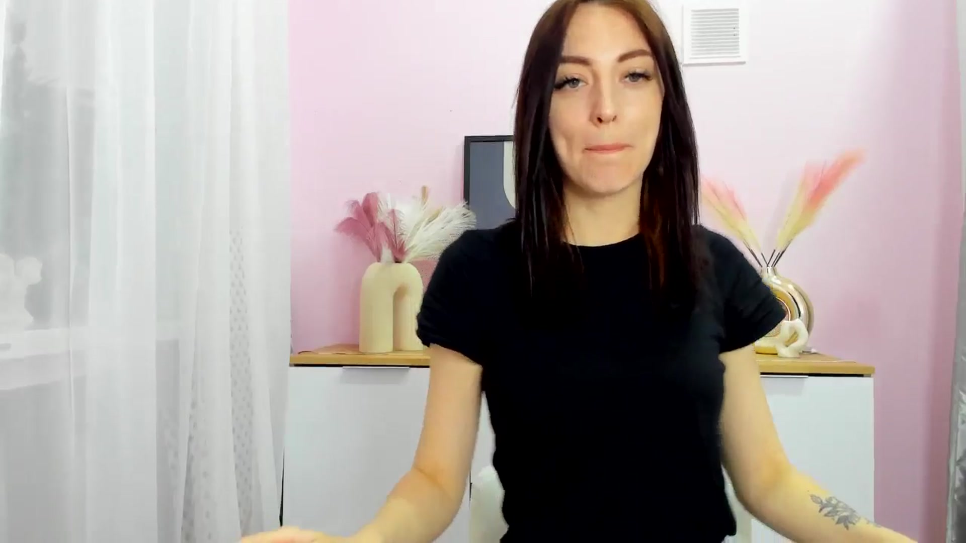 Gallery image thumbnail from KiiraDream's myfreecams stream on, 04/28/2025, 09:46 image 8 of 20