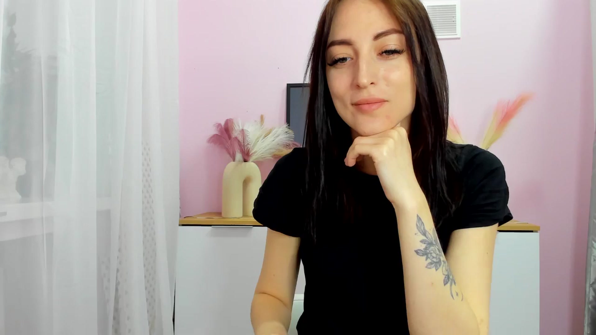 Gallery image thumbnail from KiiraDream's myfreecams stream on, 04/28/2025, 09:46 image 2 of 20
