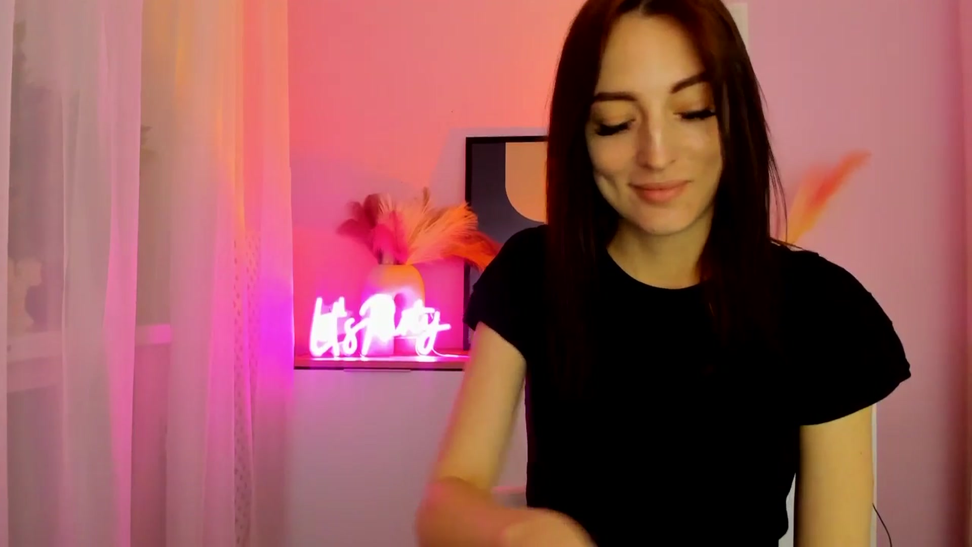 Gallery image thumbnail from KiiraDream's myfreecams stream on, 04/28/2025, 11:43 image 15 of 20