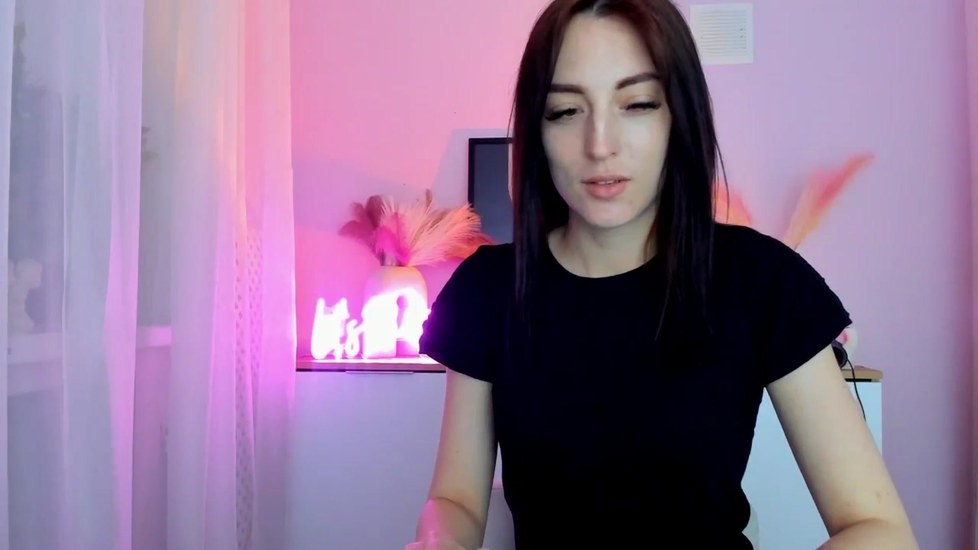 Gallery image thumbnail from KiiraDream's myfreecams stream on, 04/28/2025, 11:43 image 4 of 20