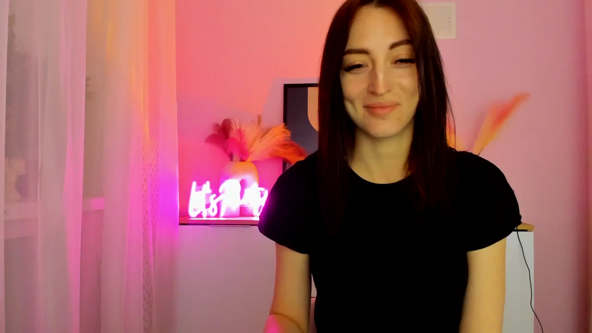 Gallery image thumbnail from KiiraDream's myfreecams stream on, 04/28/2025, 11:43 image 16 of 20