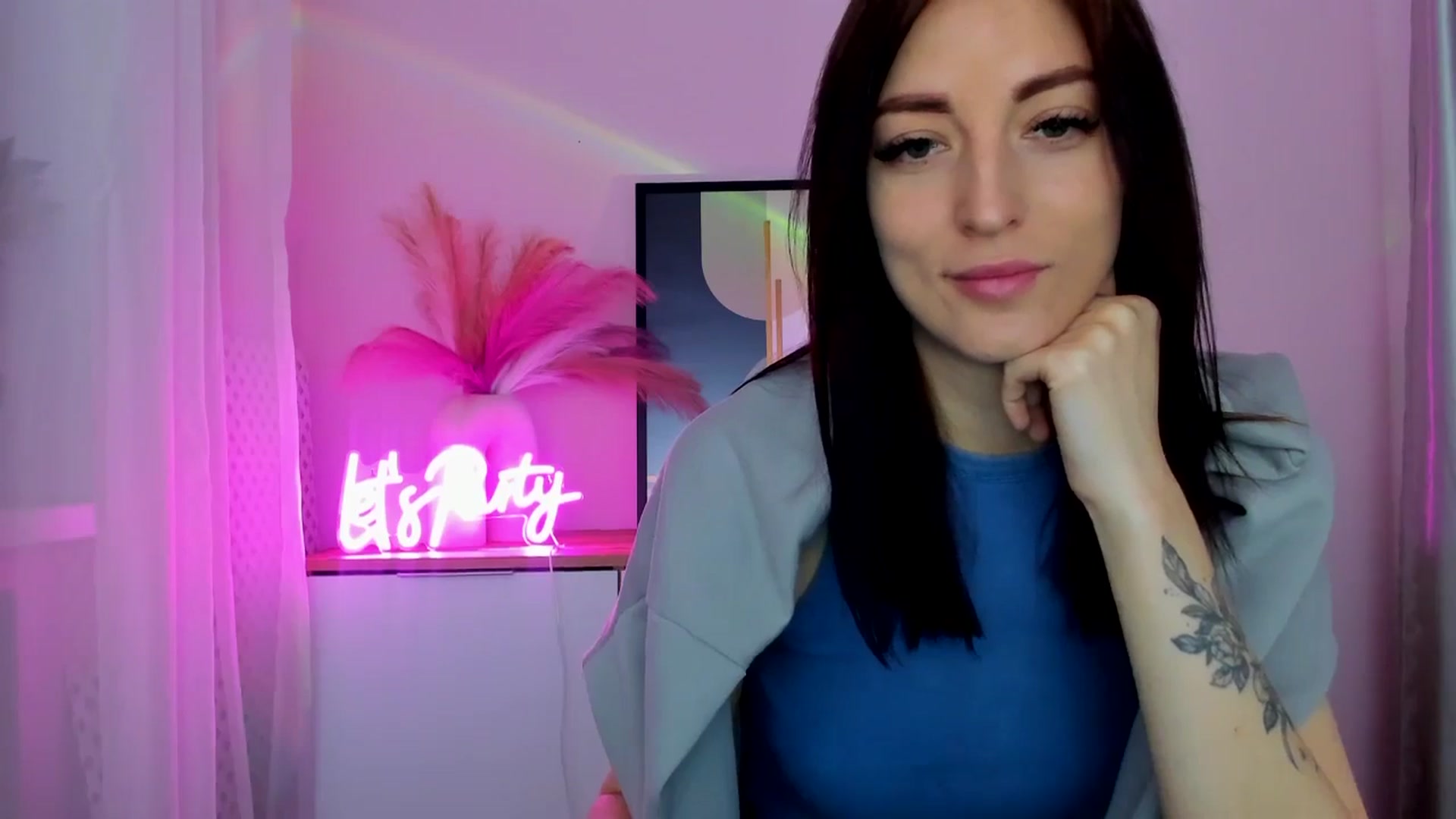 Gallery image thumbnail from KiiraDream's myfreecams stream on, 04/30/2025, 09:10 image 7 of 20