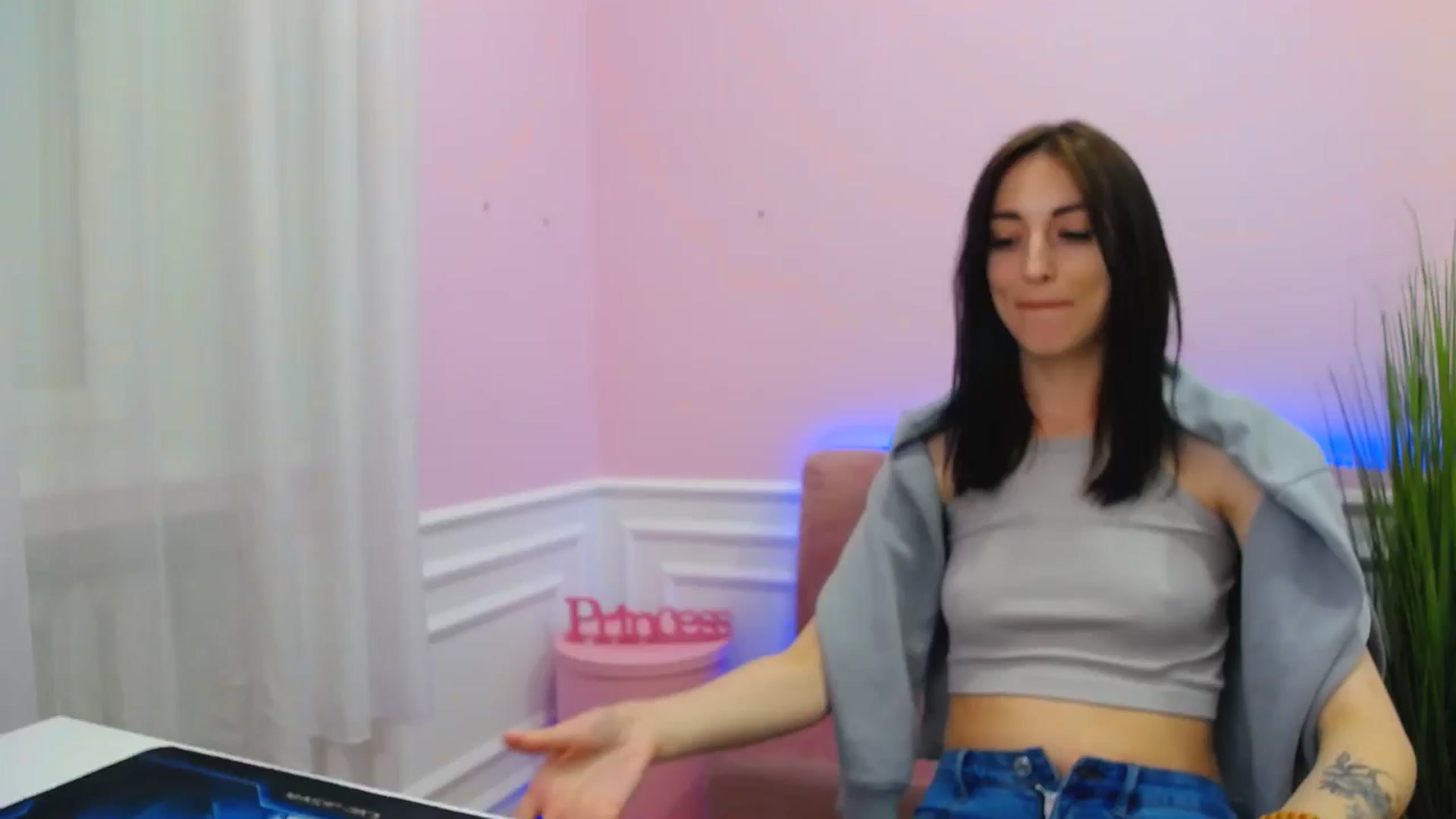 Gallery image thumbnail from KiiraDream's myfreecams stream on, 05/03/2025, 09:57 image 1 of 20