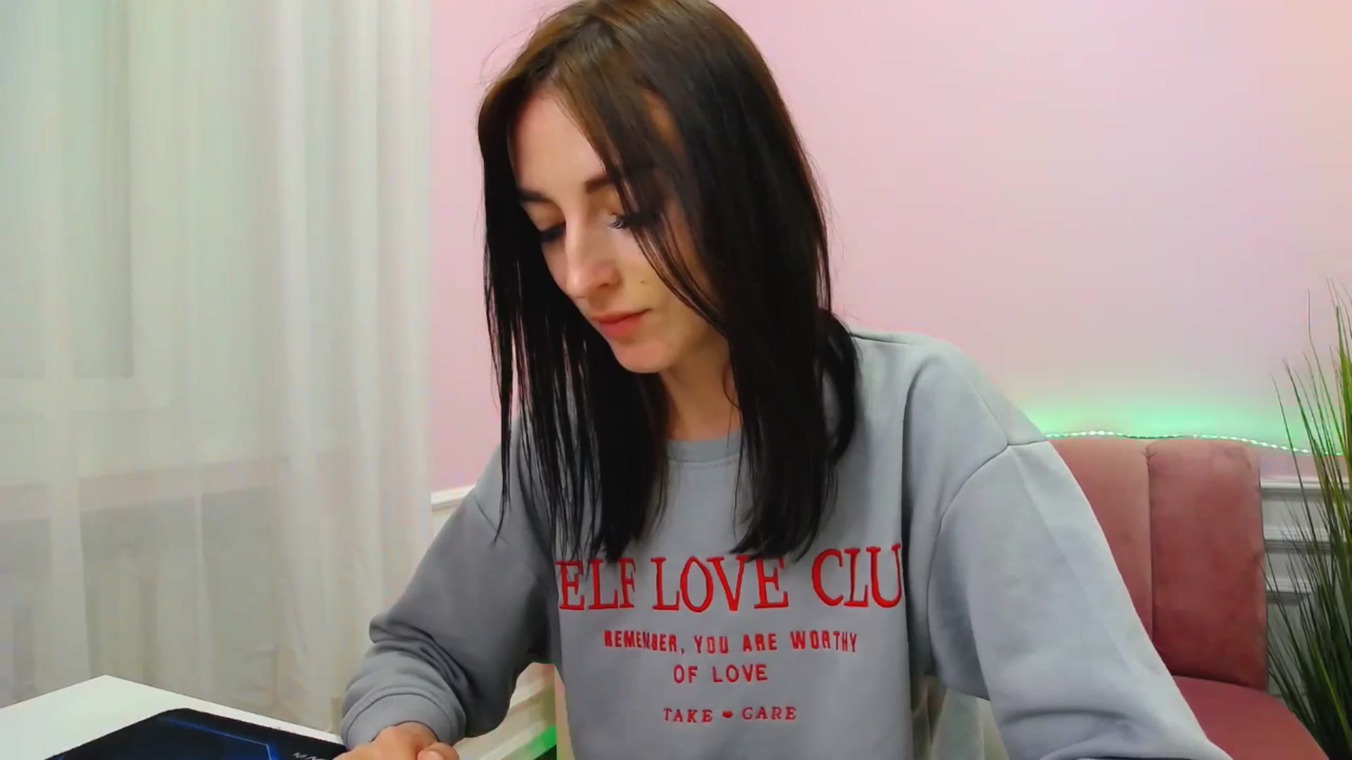 Gallery image thumbnail from KiiraDream's myfreecams stream on, 05/03/2025, 11:55 image 9 of 20