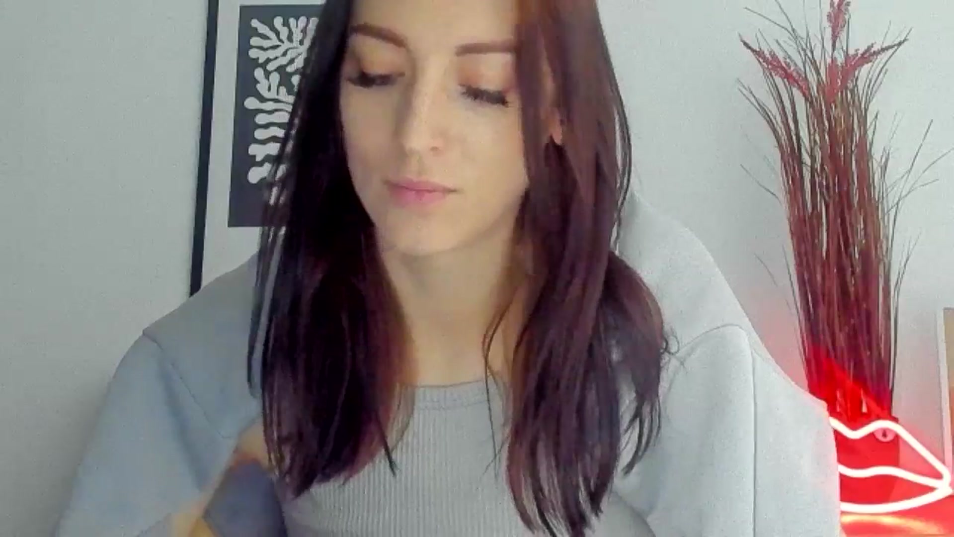 Gallery image thumbnail from KiiraDream's myfreecams stream on, 05/06/2025, 10:37 image 15 of 20