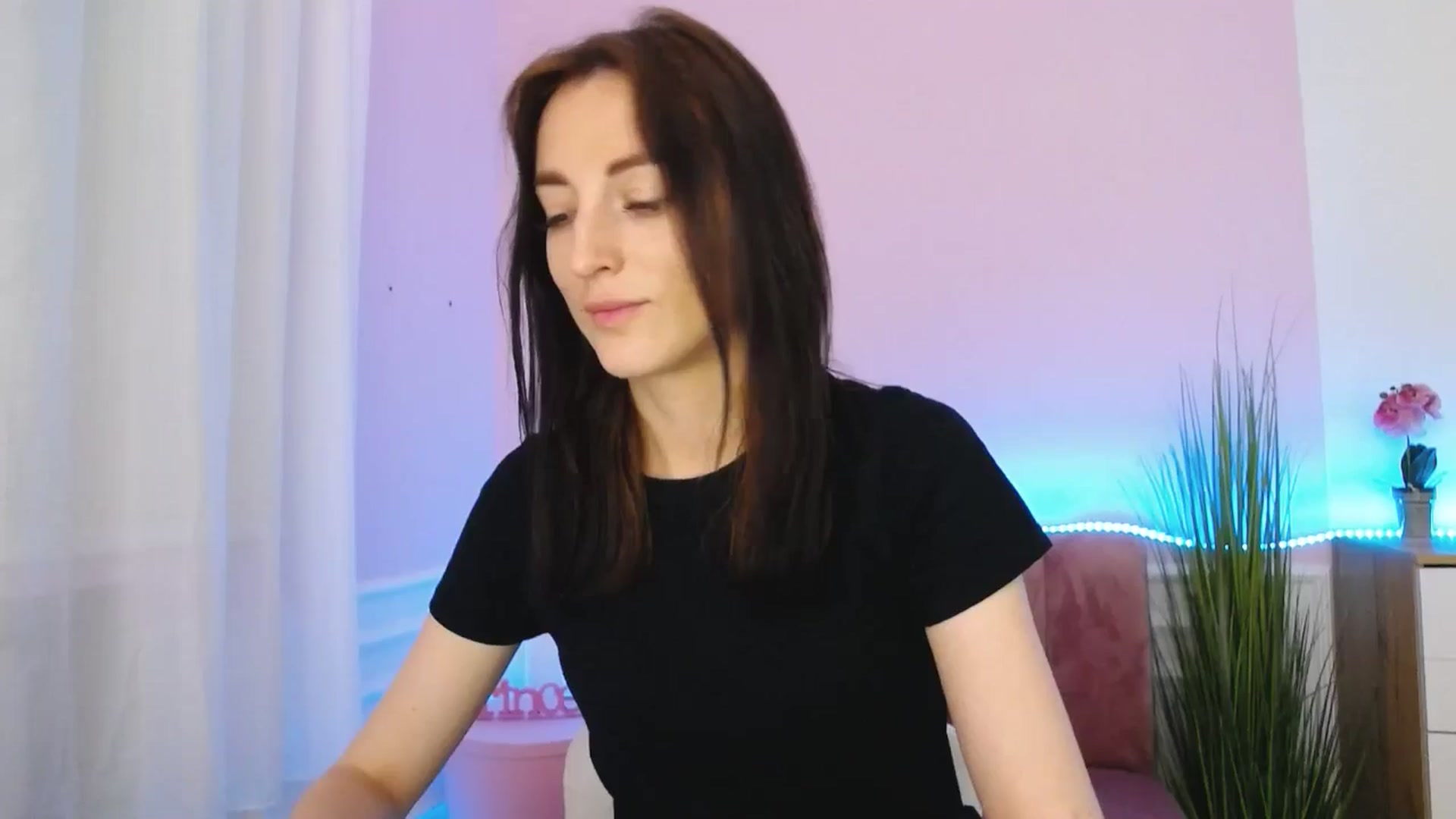 Gallery image thumbnail from KiiraDream's myfreecams stream on, 05/17/2025, 11:03 image 9 of 20