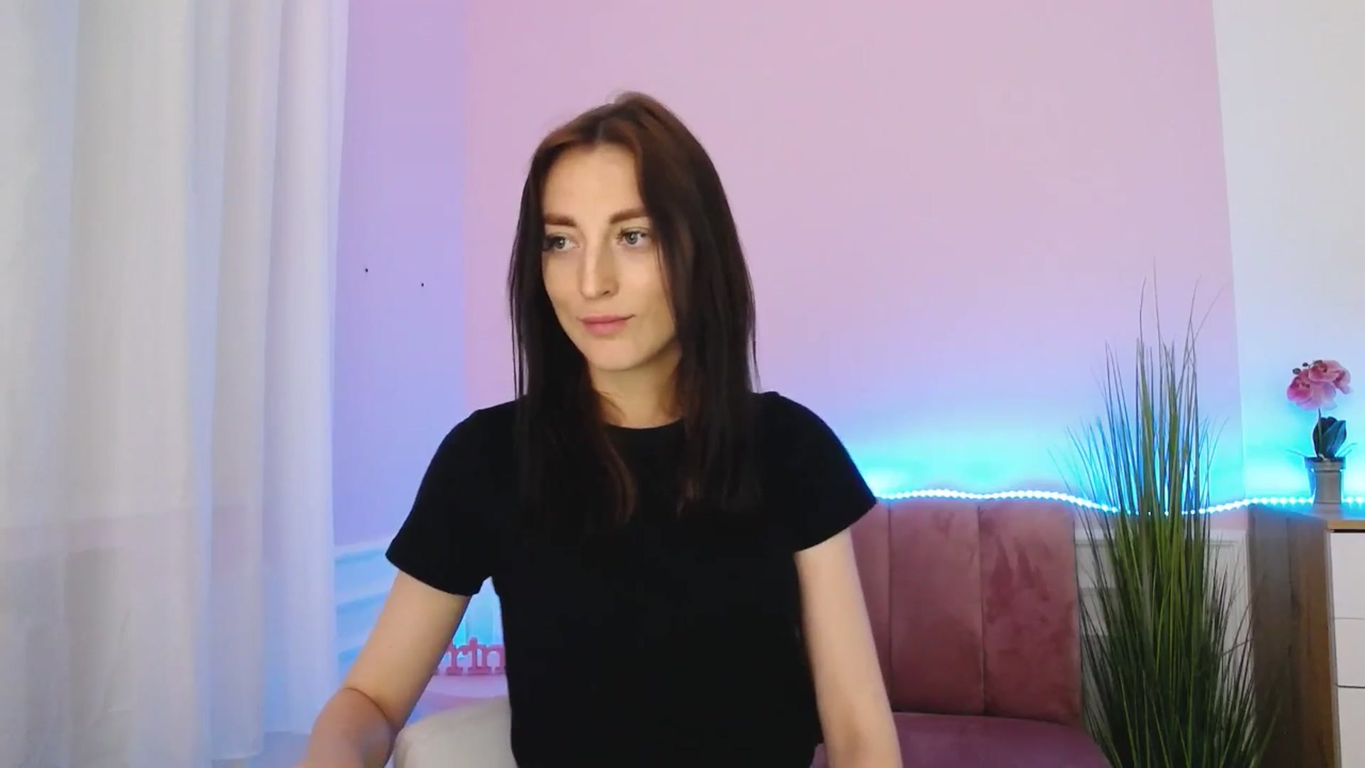 Gallery image thumbnail from KiiraDream's myfreecams stream on, 05/17/2025, 11:03 image 16 of 20