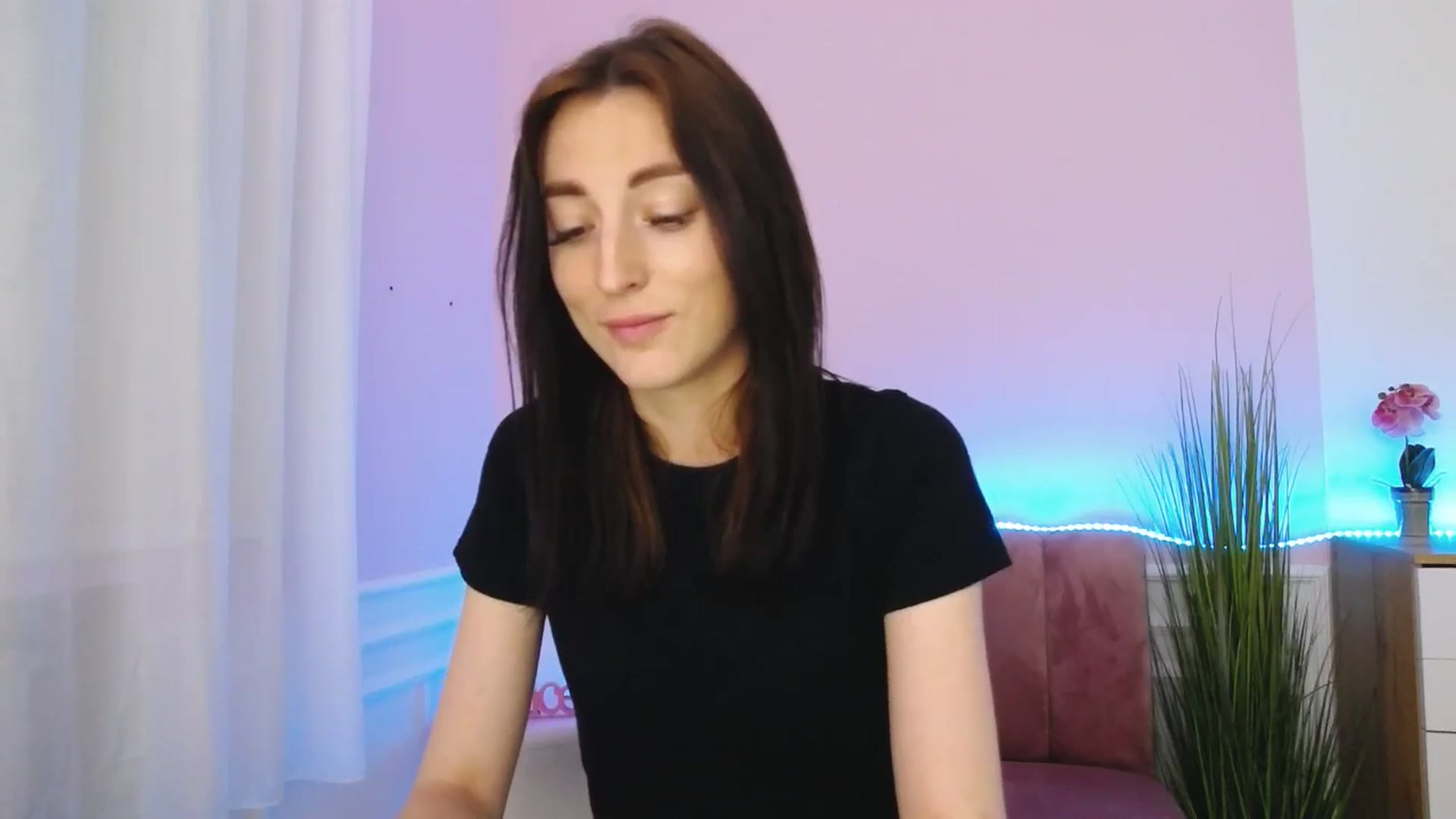 Gallery image thumbnail from KiiraDream's myfreecams stream on, 05/17/2025, 11:03 image 17 of 20