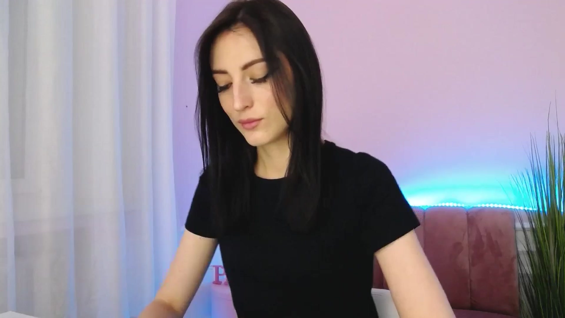 Gallery image thumbnail from KiiraDream's myfreecams stream on, 05/18/2025, 10:14 image 6 of 20