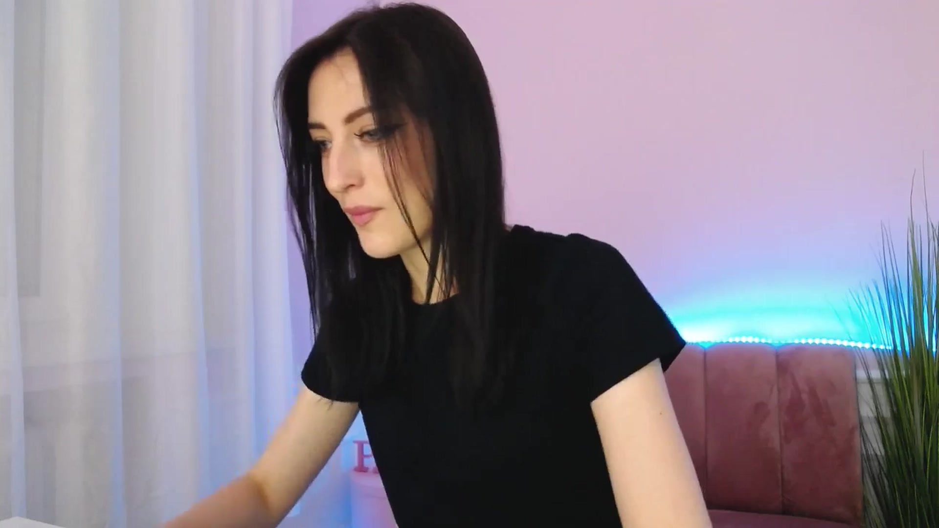 Gallery image thumbnail from KiiraDream's myfreecams stream on, 05/18/2025, 10:14 image 7 of 20