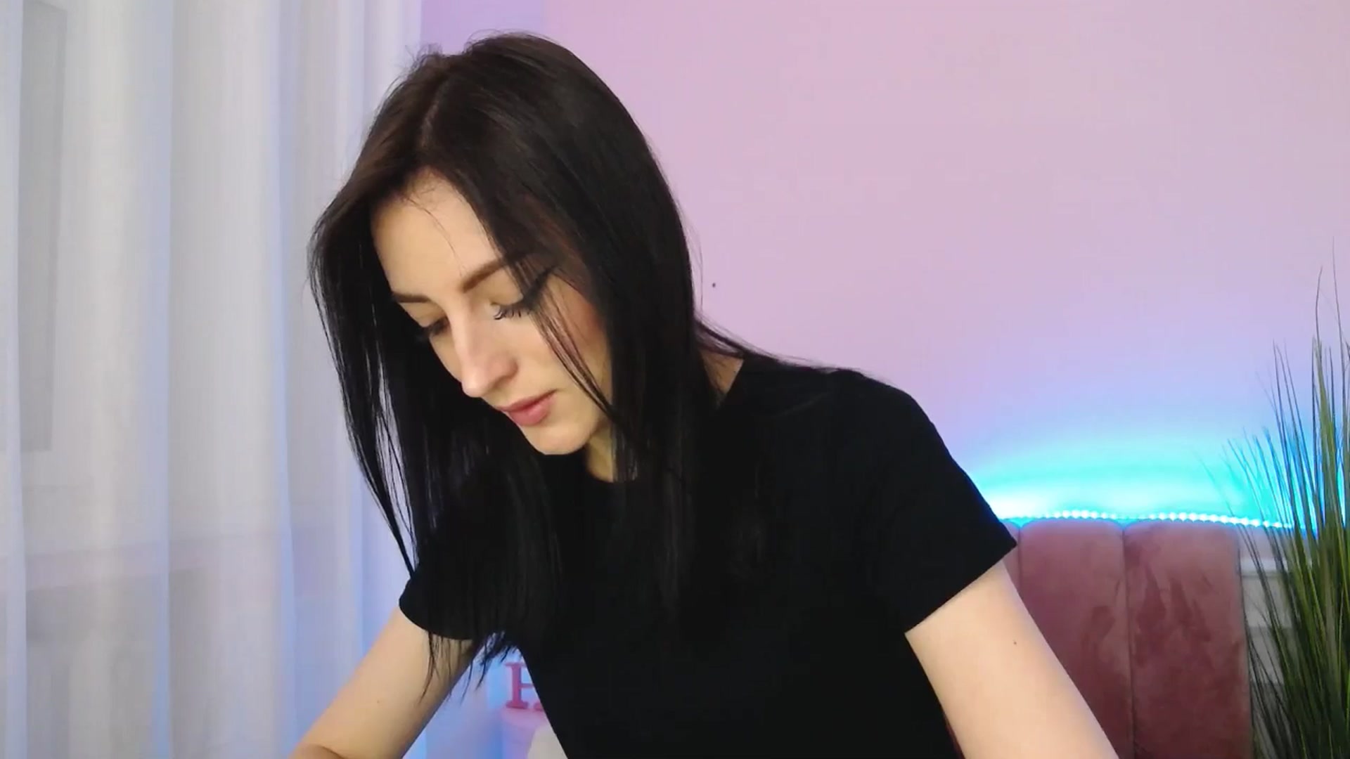 Gallery image thumbnail from KiiraDream's myfreecams stream on, 05/18/2025, 10:14 image 3 of 20