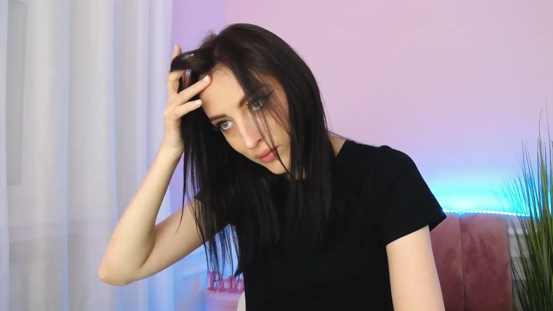 Gallery image thumbnail from KiiraDream's myfreecams stream on, 05/18/2025, 10:14 image 5 of 20