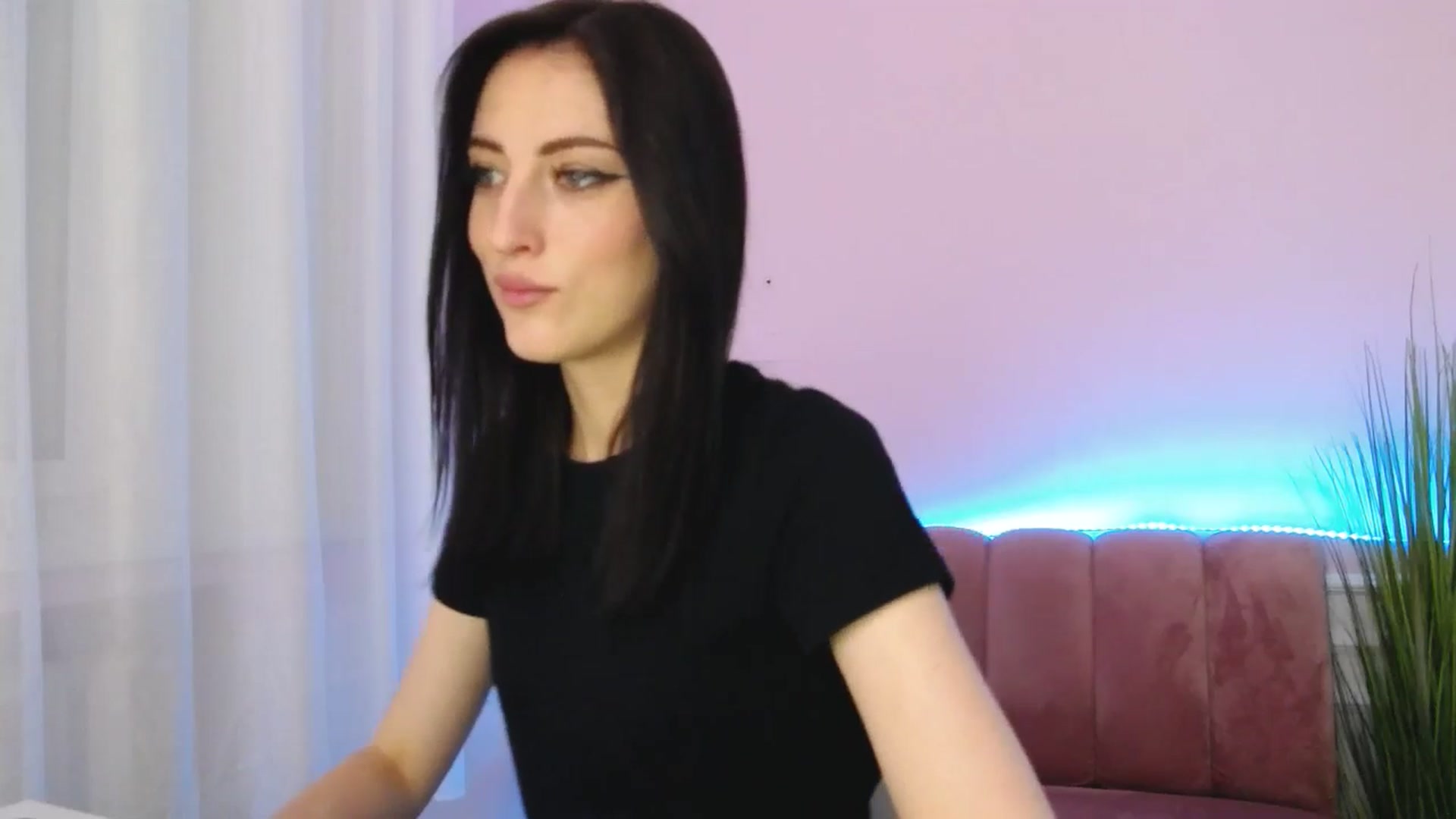 Gallery image thumbnail from KiiraDream's myfreecams stream on, 05/18/2025, 10:14 image 12 of 20