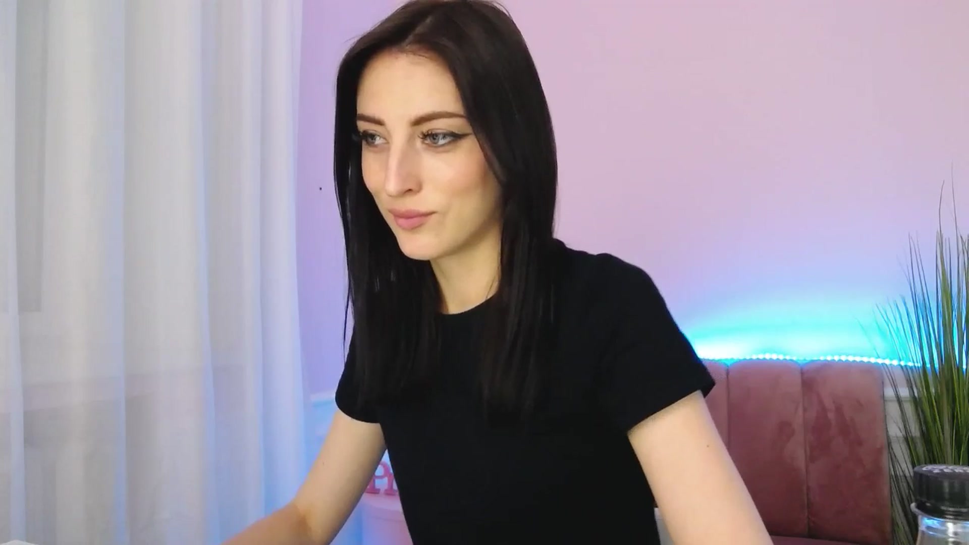 Gallery image thumbnail from KiiraDream's myfreecams stream on, 05/18/2025, 11:03 image 6 of 20