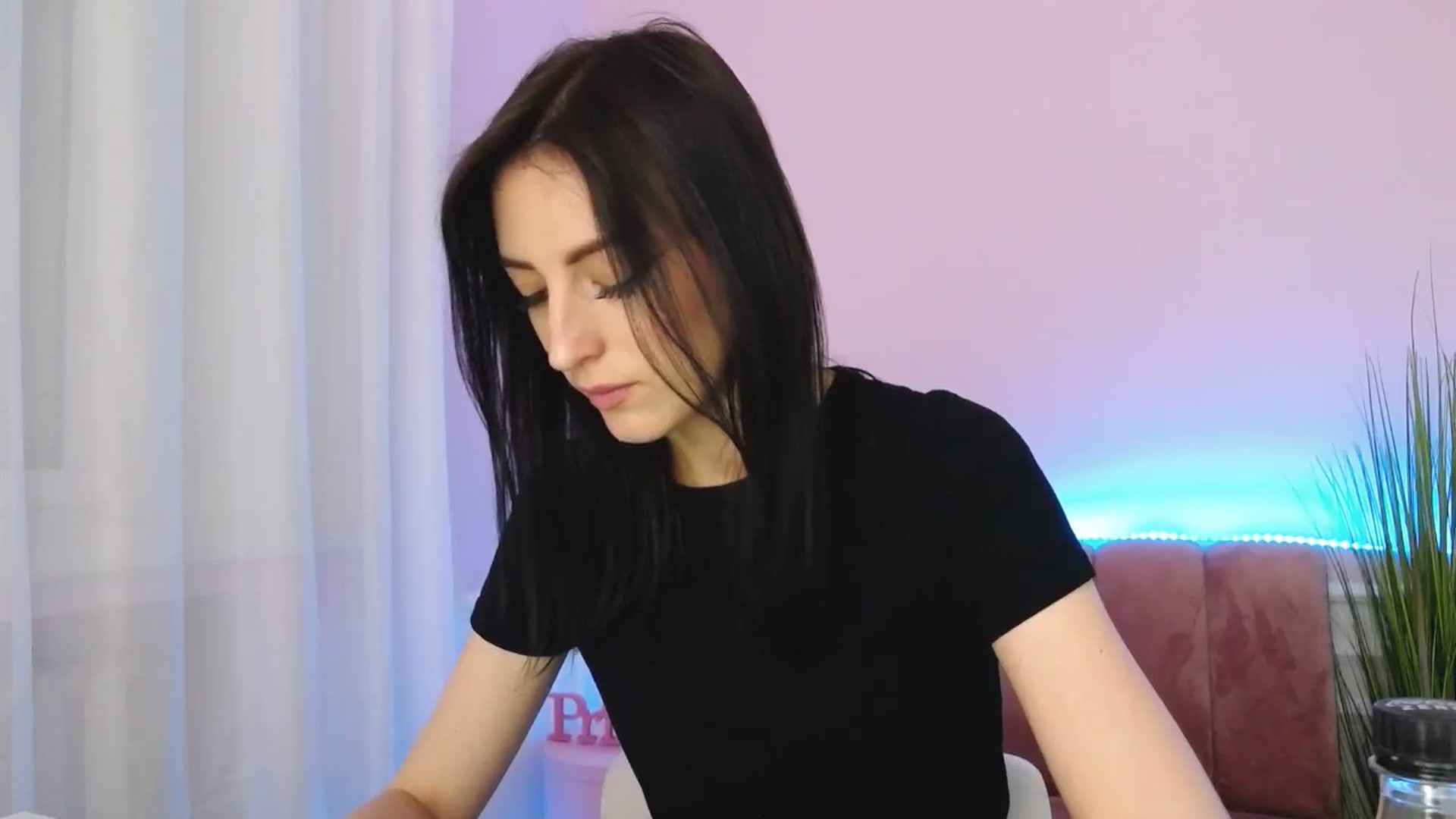 Gallery image thumbnail from KiiraDream's myfreecams stream on, 05/18/2025, 11:03 image 12 of 20