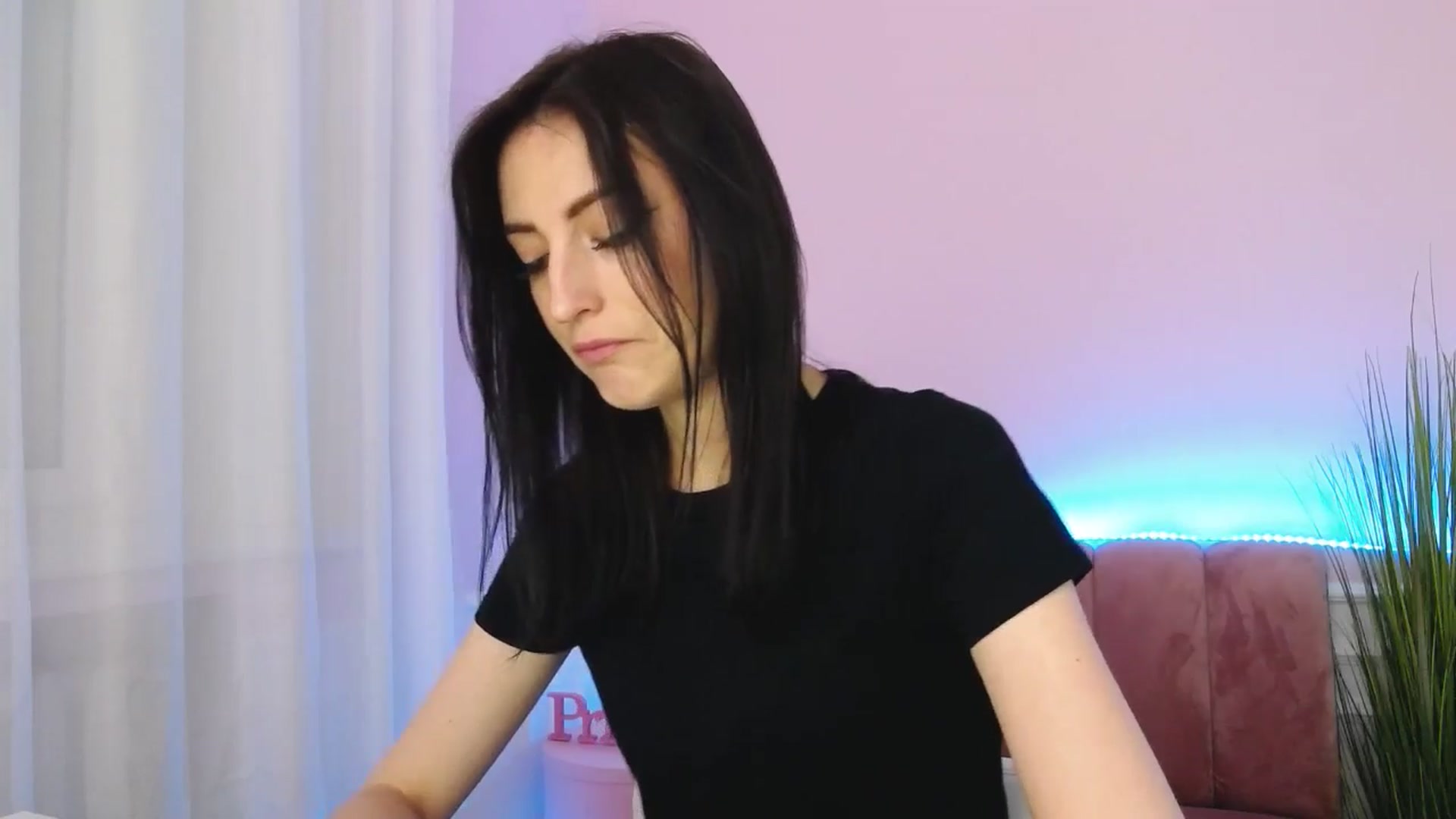 Gallery image thumbnail from KiiraDream's myfreecams stream on, 05/18/2025, 11:03 image 16 of 20