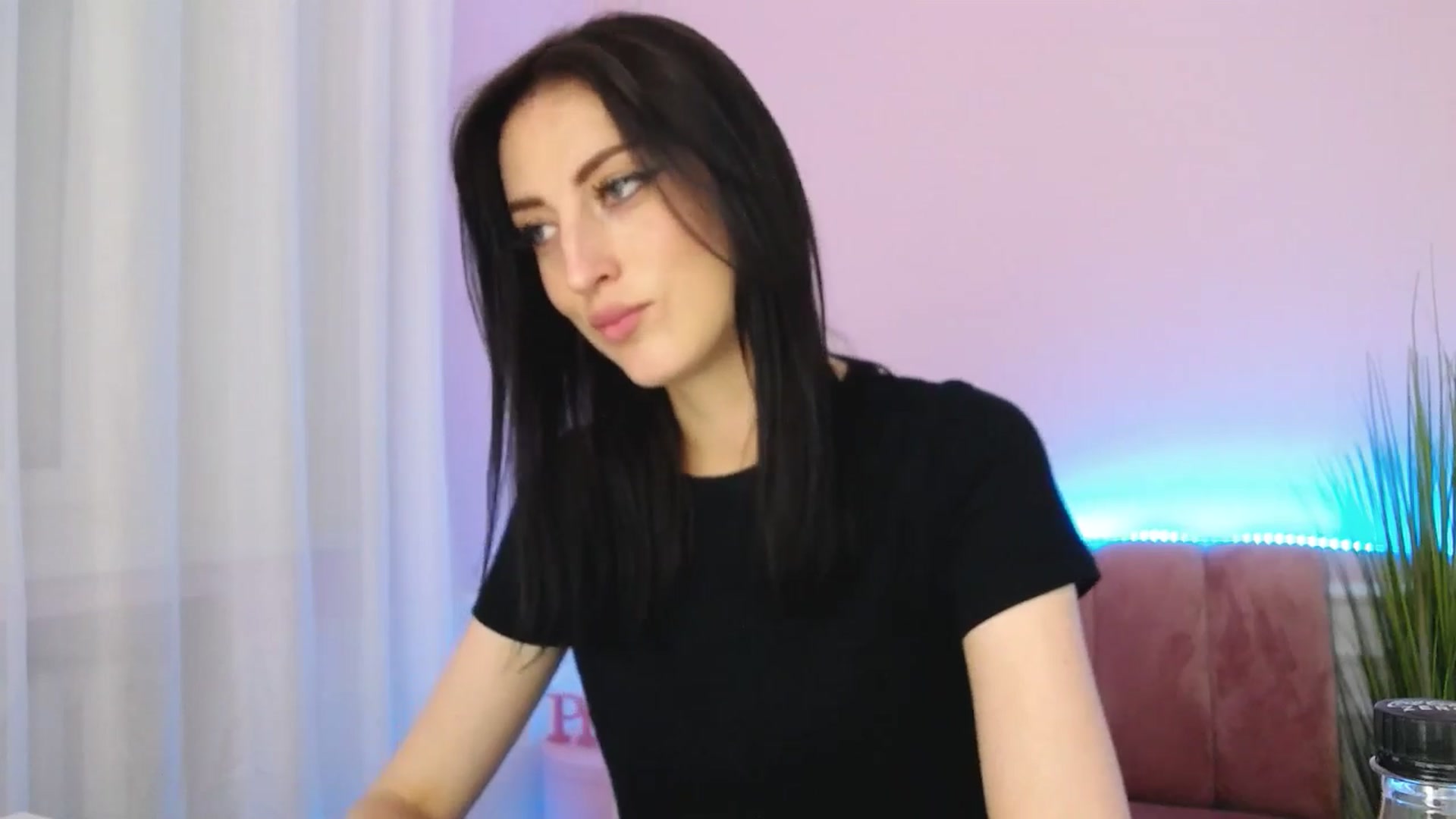 Gallery image thumbnail from KiiraDream's myfreecams stream on, 05/18/2025, 11:03 image 3 of 20