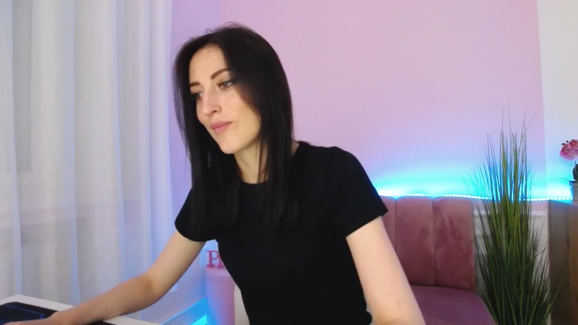 Gallery image thumbnail from KiiraDream's myfreecams stream on, 05/18/2025, 11:54 image 13 of 20