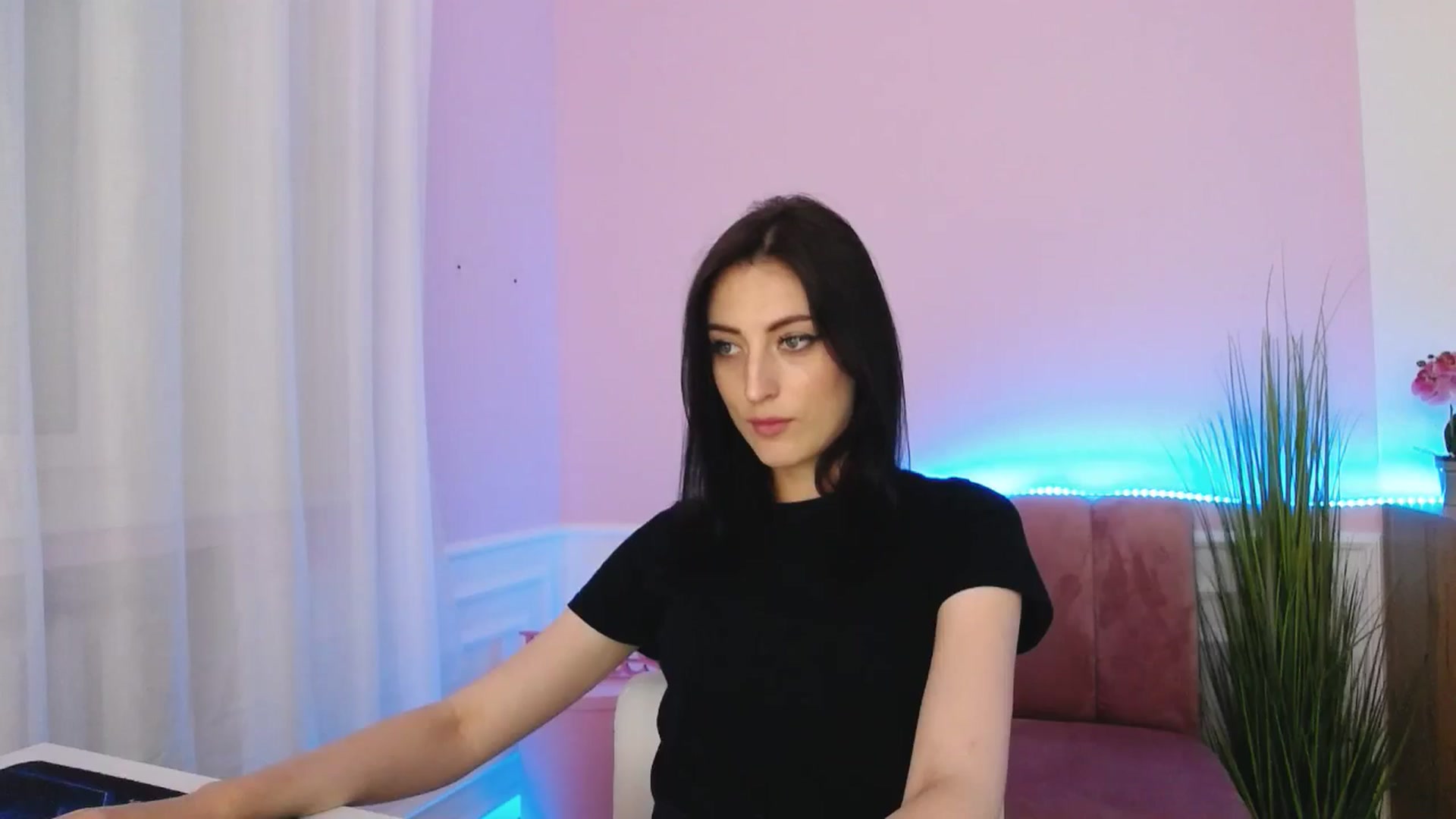 Gallery image thumbnail from KiiraDream's myfreecams stream on, 05/18/2025, 11:54 image 1 of 20