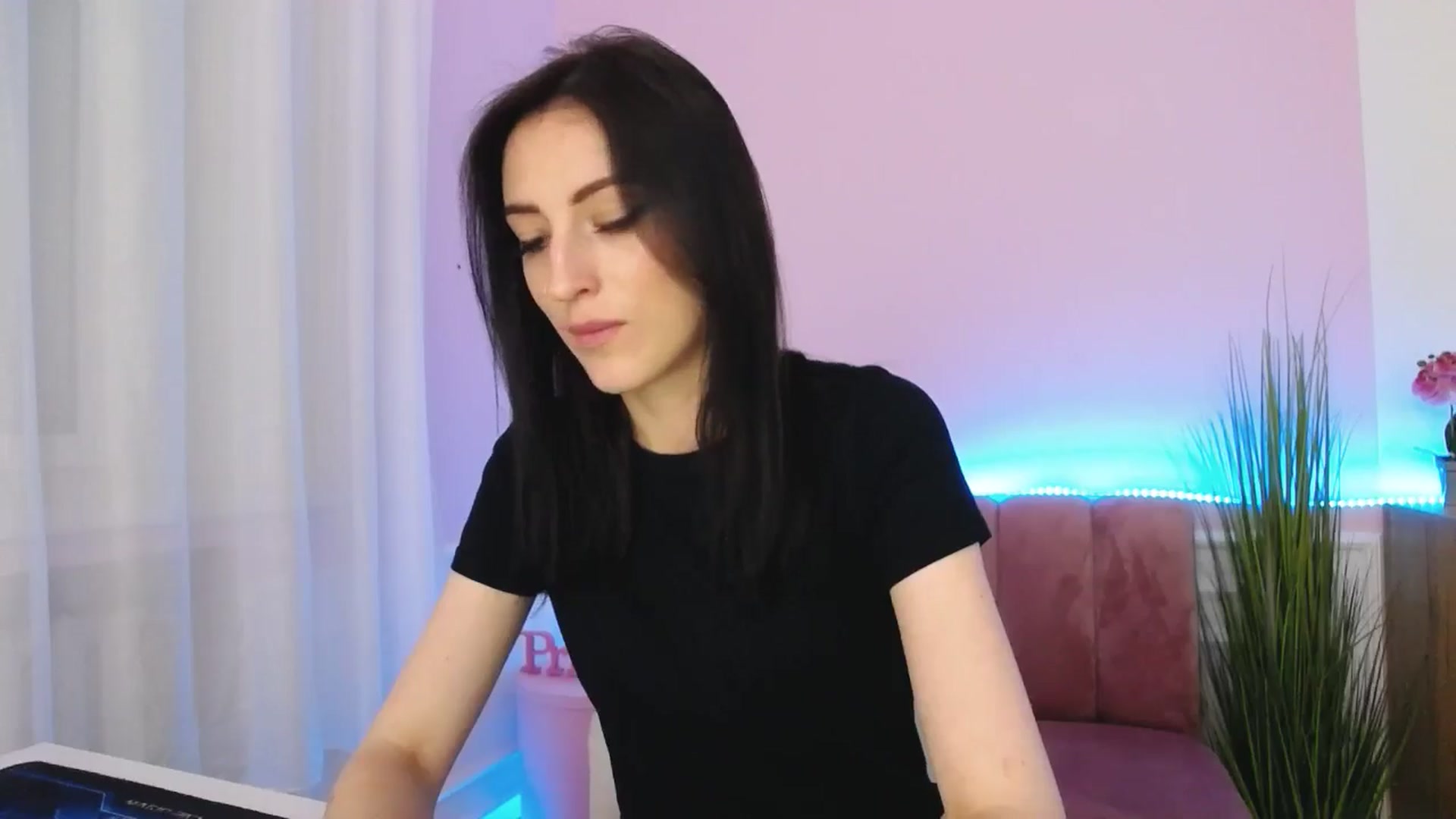 Gallery image thumbnail from KiiraDream's myfreecams stream on, 05/18/2025, 11:54 image 12 of 20
