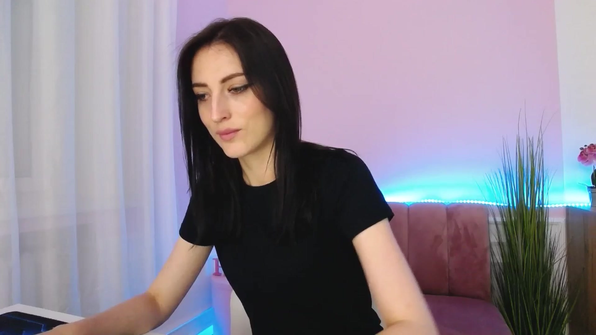 Gallery image thumbnail from KiiraDream's myfreecams stream on, 05/18/2025, 11:54 image 20 of 20