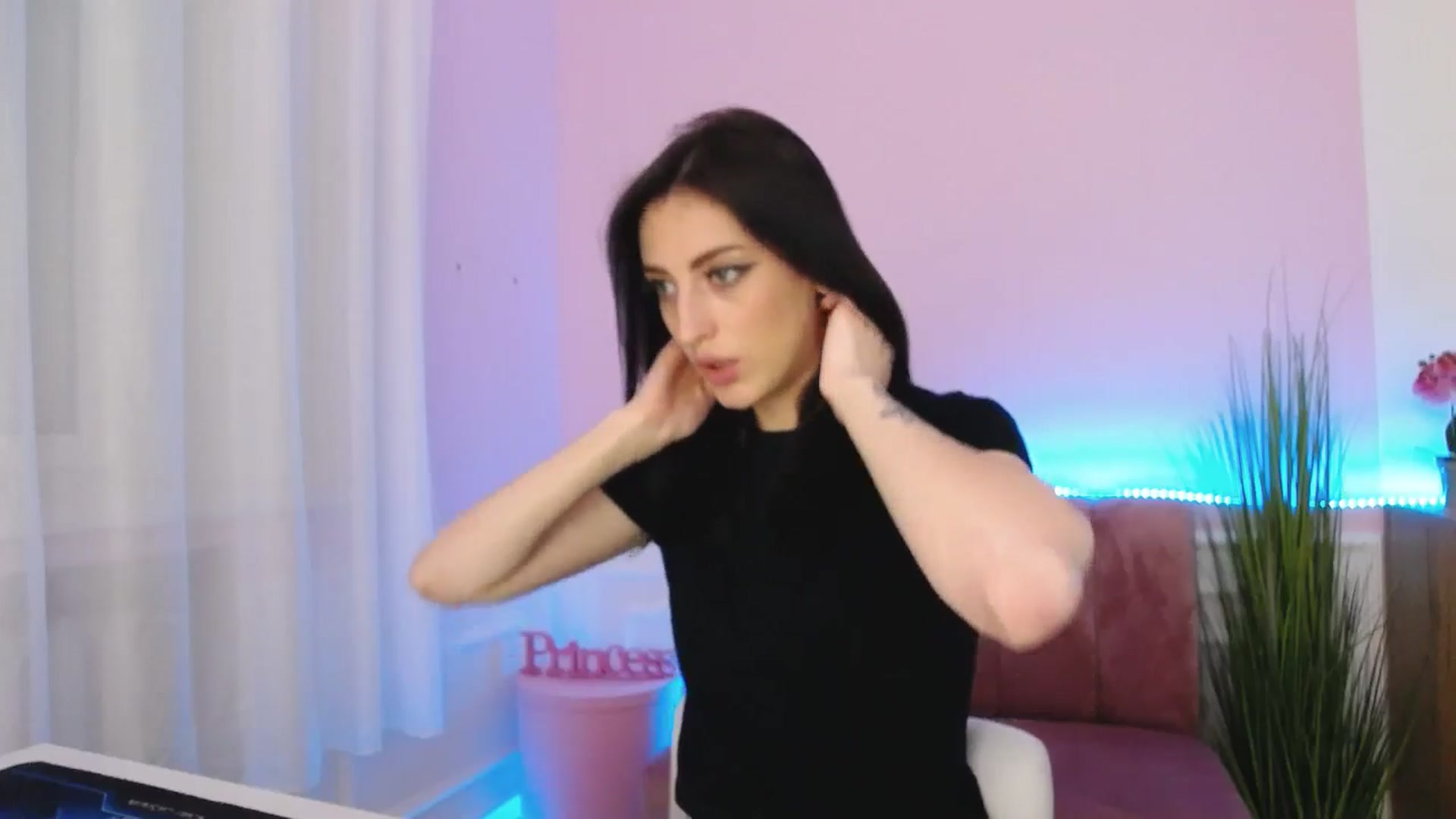Gallery image thumbnail from KiiraDream's myfreecams stream on, 05/18/2025, 11:54 image 3 of 20