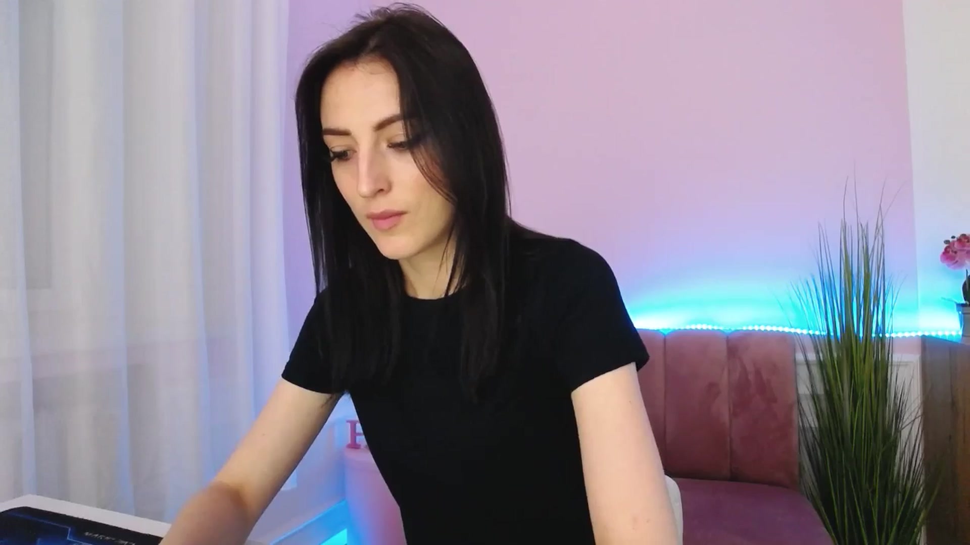 Gallery image thumbnail from KiiraDream's myfreecams stream on, 05/18/2025, 11:54 image 8 of 20