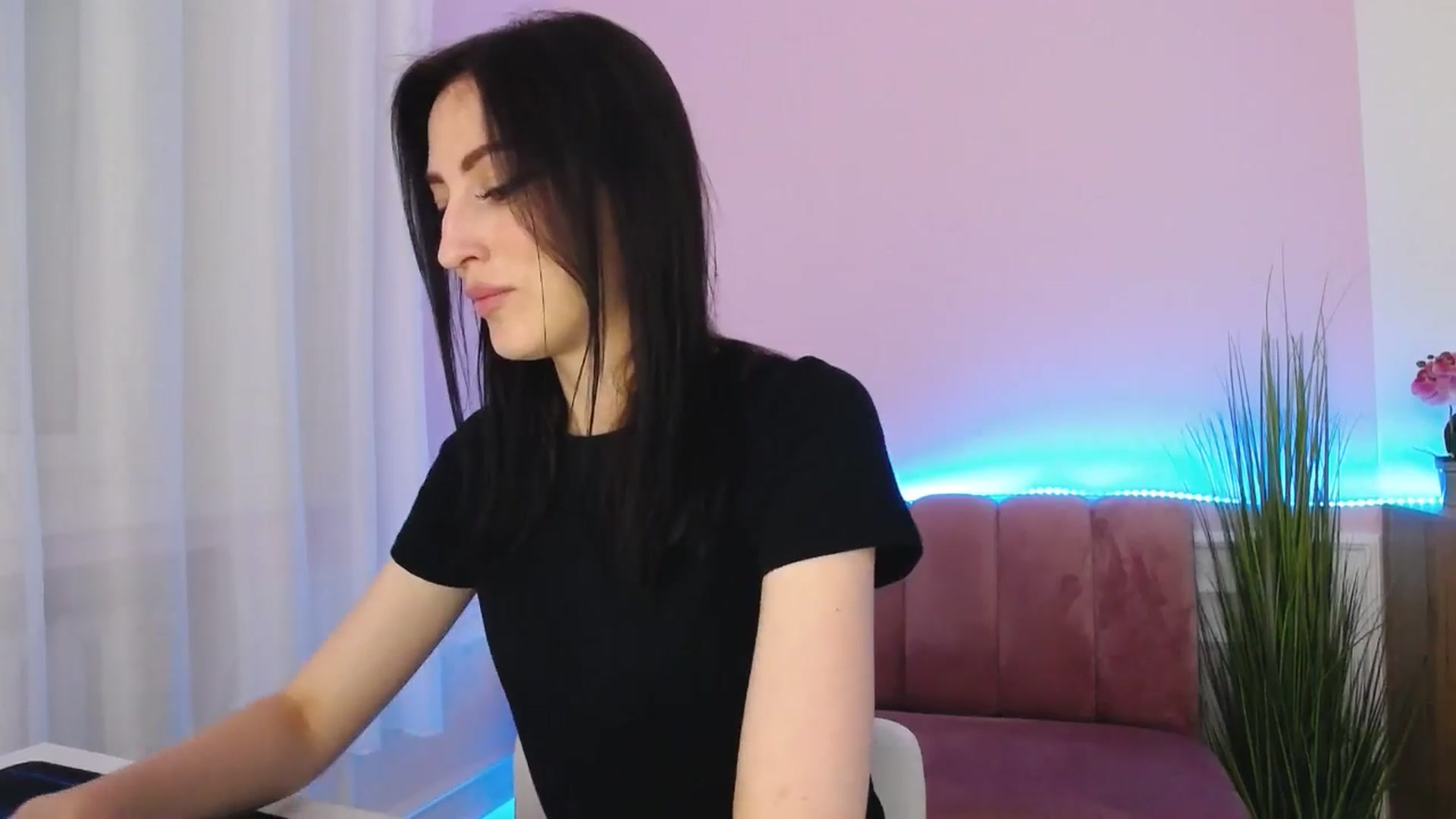 Gallery image thumbnail from KiiraDream's myfreecams stream on, 05/18/2025, 11:54 image 19 of 20