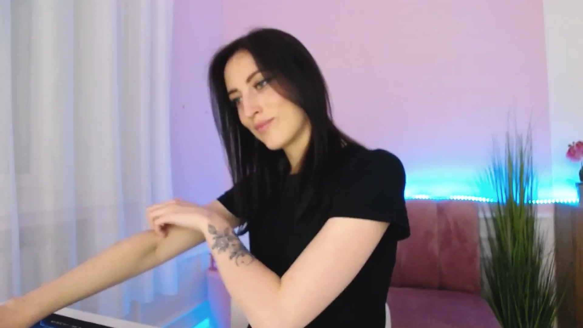 Gallery image thumbnail from KiiraDream's myfreecams stream on, 05/18/2025, 11:54 image 17 of 20