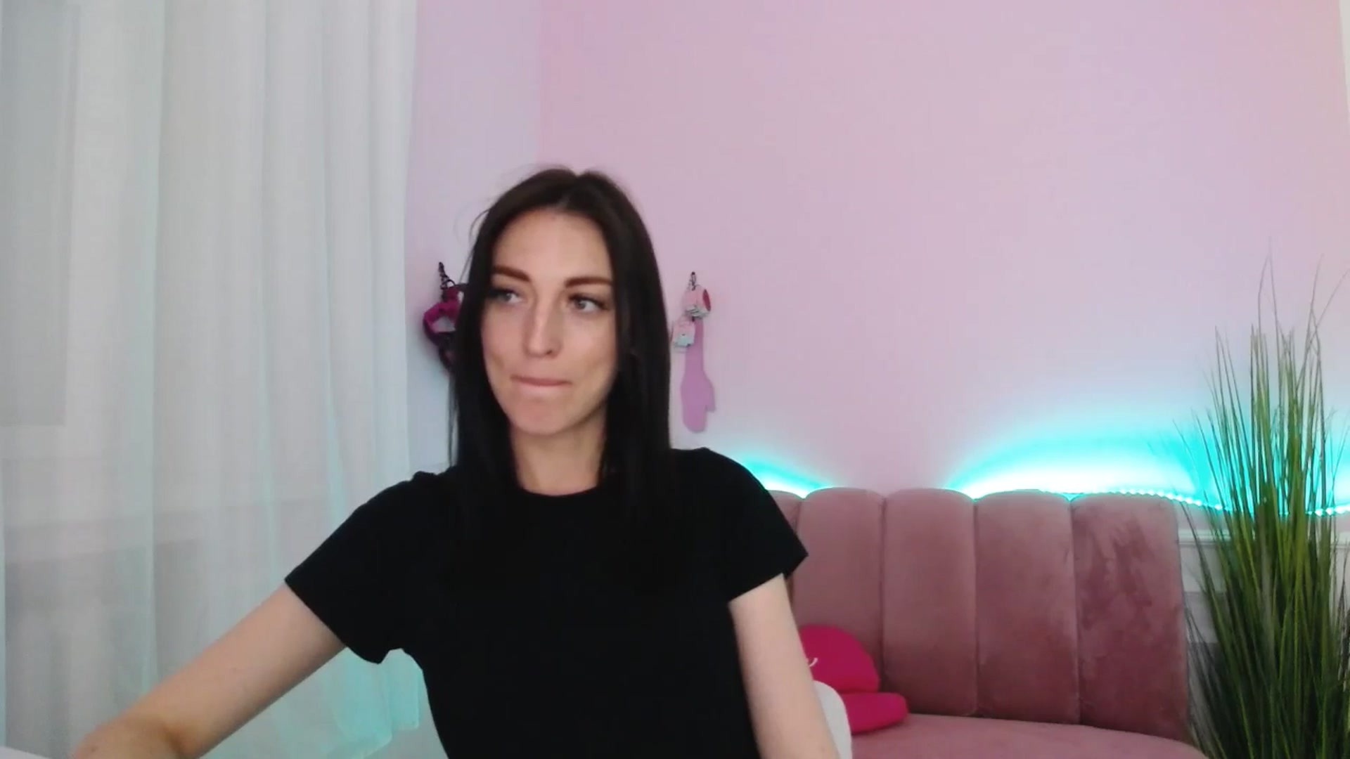 Gallery image thumbnail from KiiraDream's myfreecams stream on, 05/20/2025, 11:11 image 11 of 20