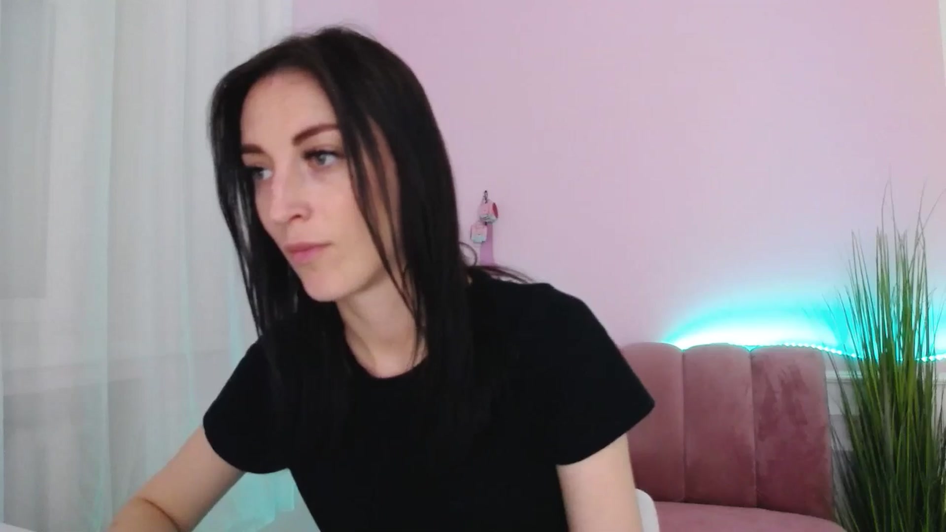Gallery image thumbnail from KiiraDream's myfreecams stream on, 05/20/2025, 11:11 image 16 of 20