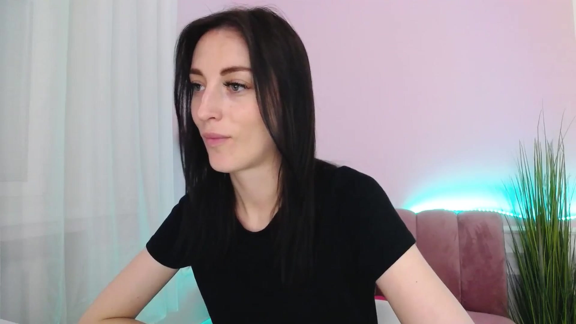 Gallery image thumbnail from KiiraDream's myfreecams stream on, 05/20/2025, 11:11 image 3 of 20