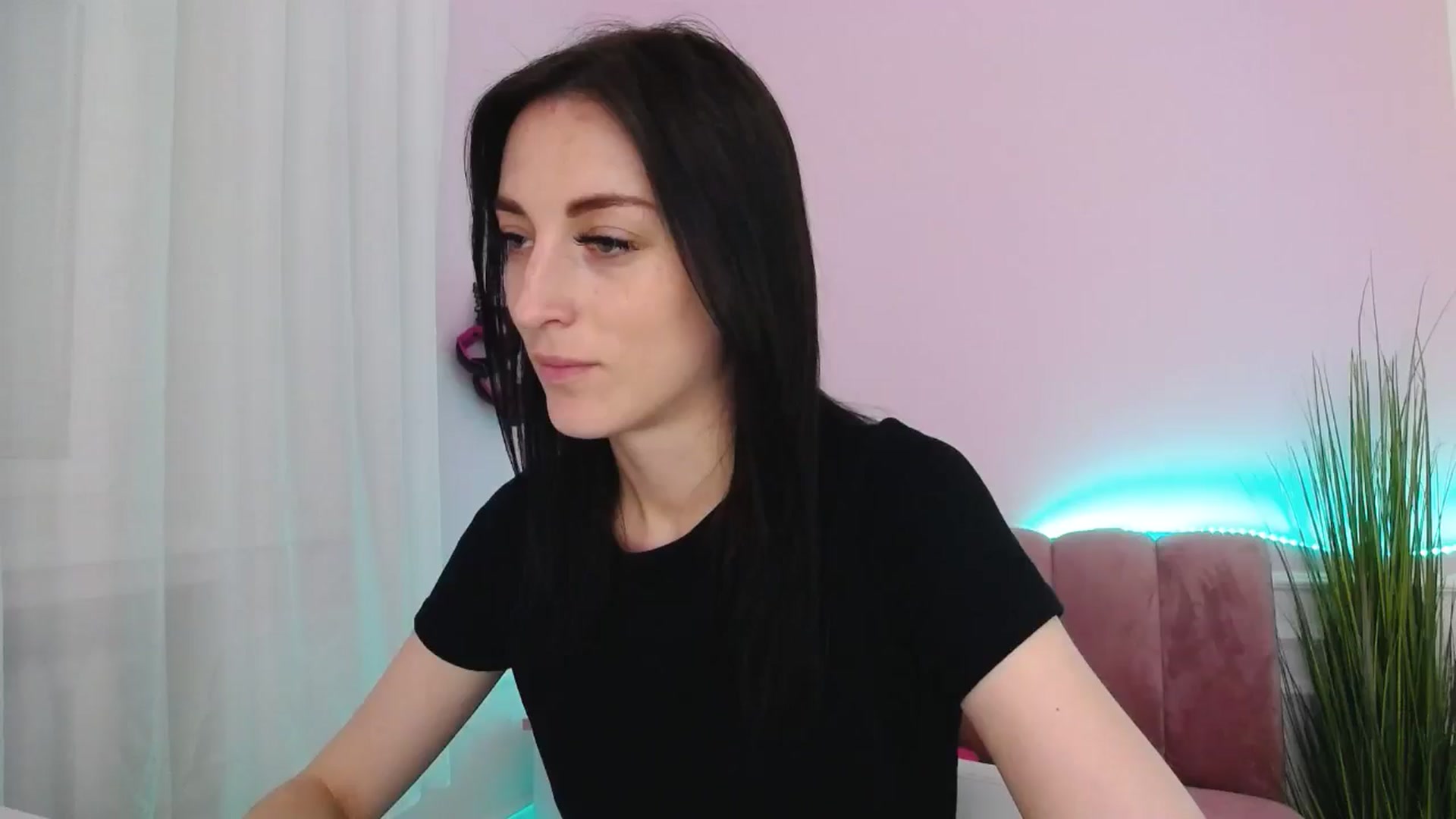 Gallery image thumbnail from KiiraDream's myfreecams stream on, 05/20/2025, 11:11 image 1 of 20