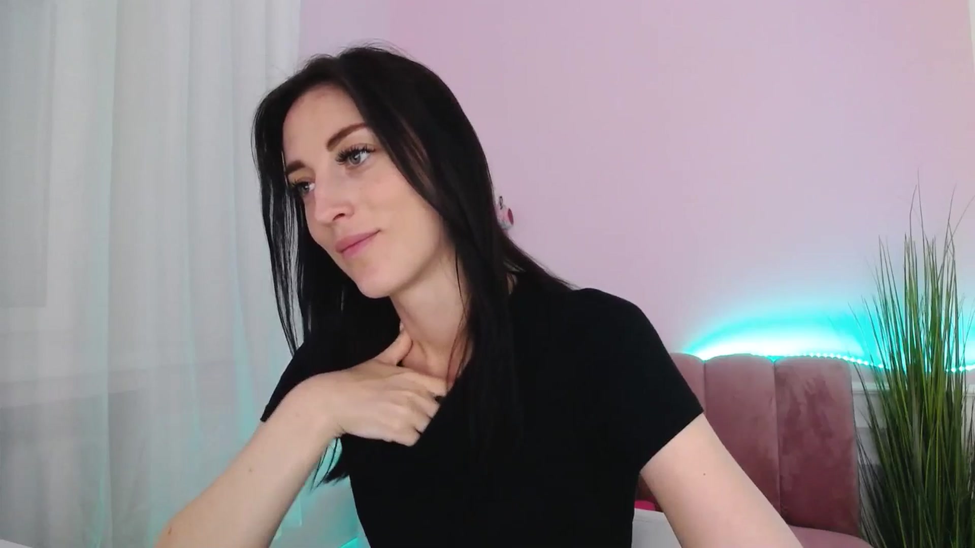 Gallery image thumbnail from KiiraDream's myfreecams stream on, 05/20/2025, 11:11 image 2 of 20
