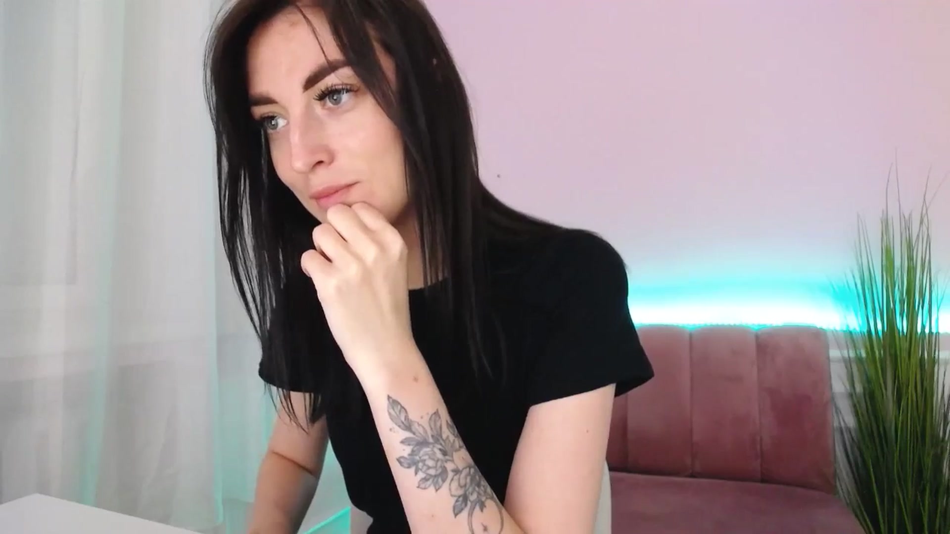 Gallery image thumbnail from KiiraDream's myfreecams stream on, 05/25/2025, 12:21 image 18 of 20