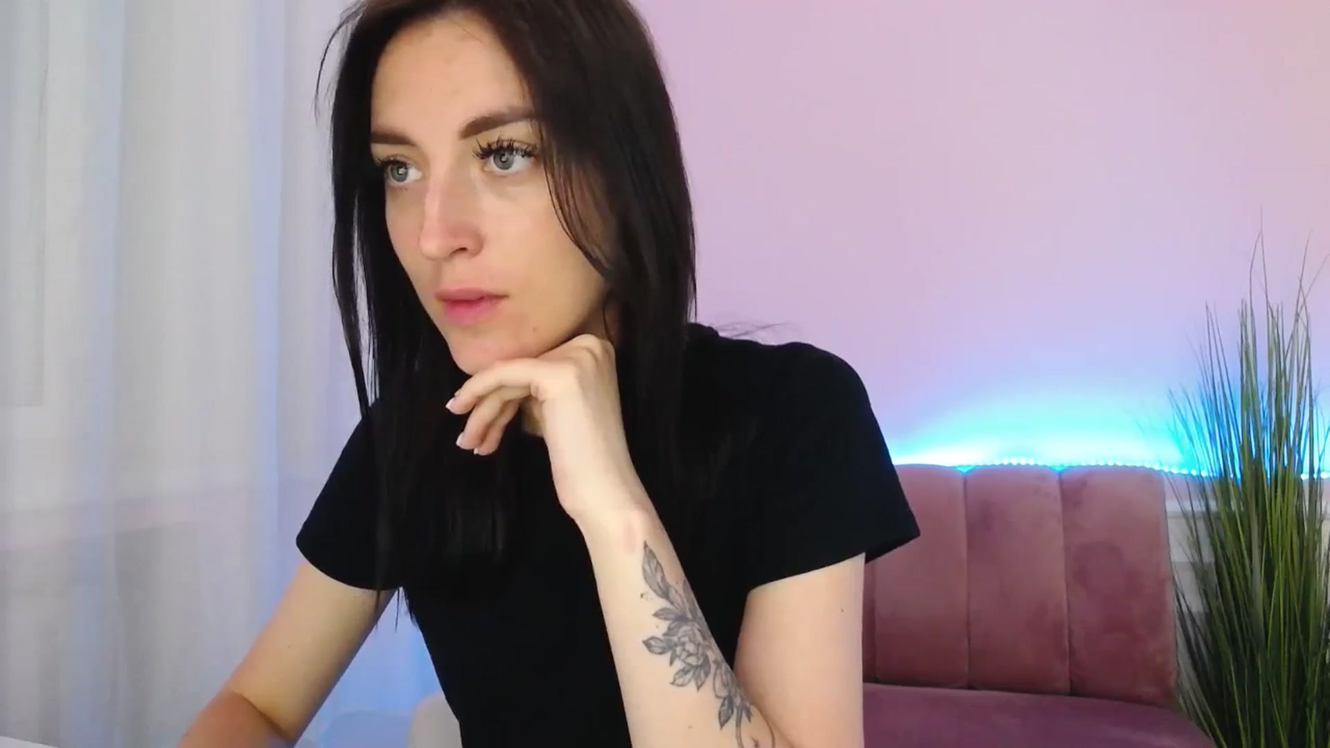 Gallery image thumbnail from KiiraDream's myfreecams stream on, 05/31/2025, 12:18 image 15 of 20