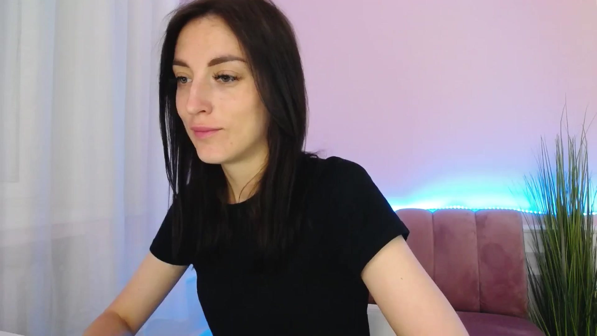 Gallery image thumbnail from KiiraDream's myfreecams stream on, 05/31/2025, 12:18 image 8 of 20