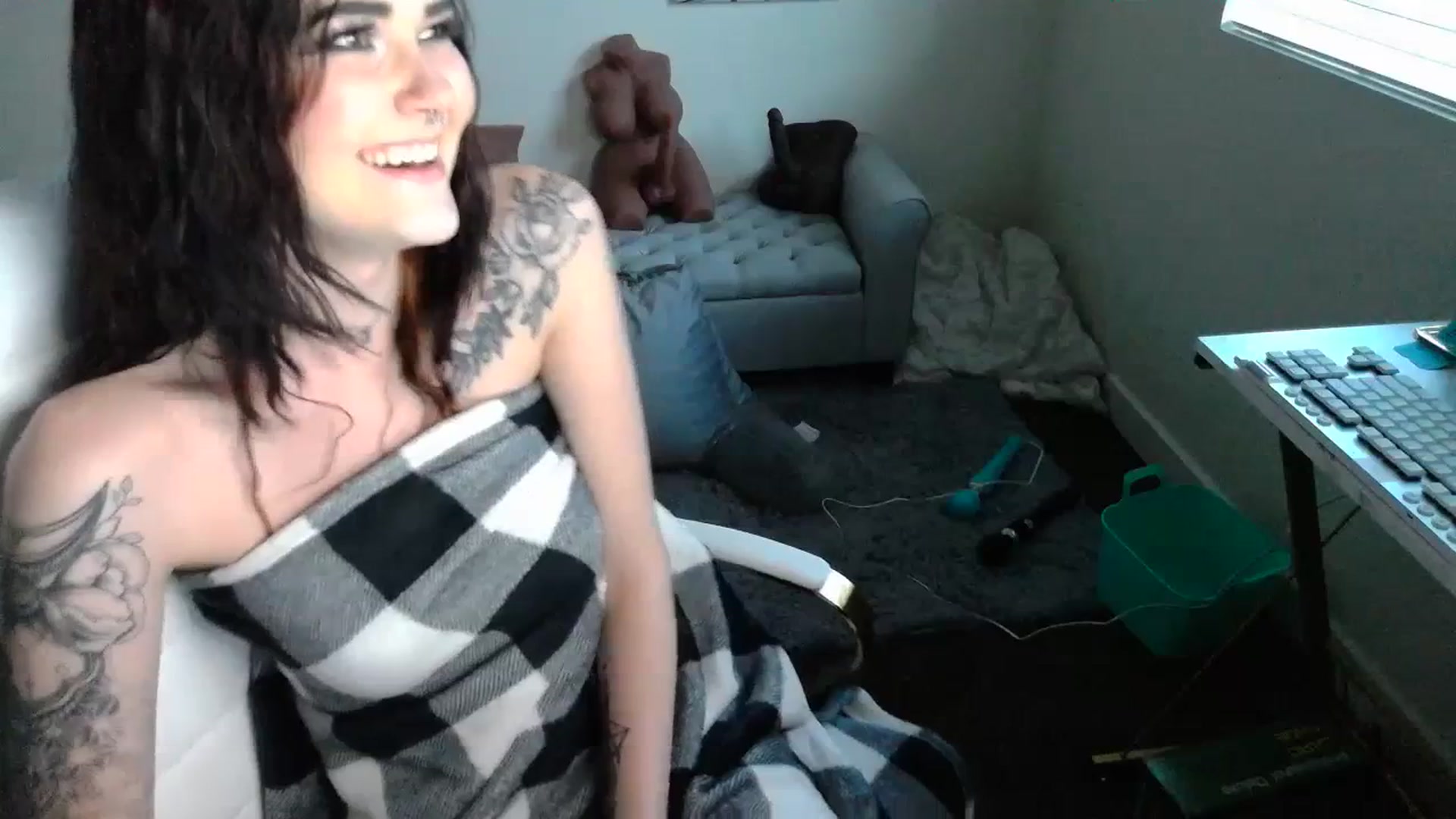Gallery image thumbnail from KikiKadin's myfreecams stream on, 07/17/2023, 03:17 image 18 of 20
