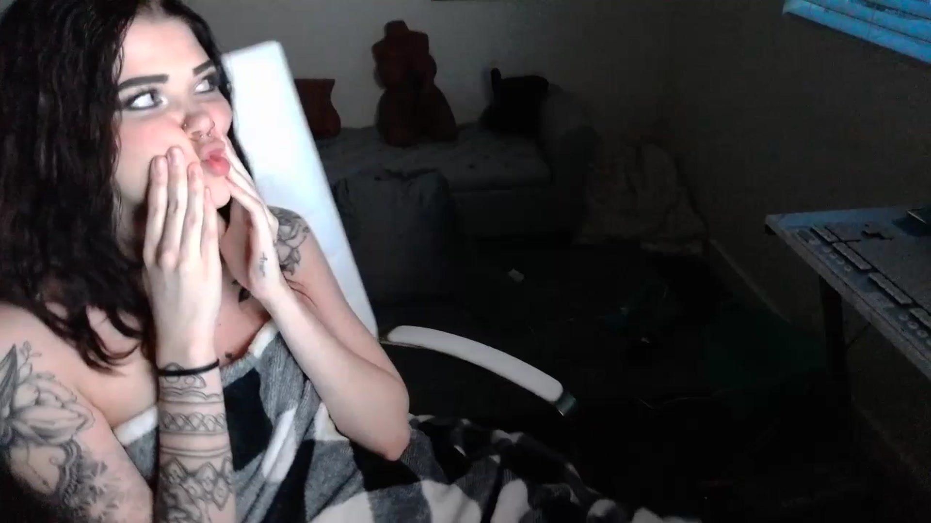 Gallery image thumbnail from KikiKadin's myfreecams stream on, 07/17/2023, 03:26 image 12 of 20