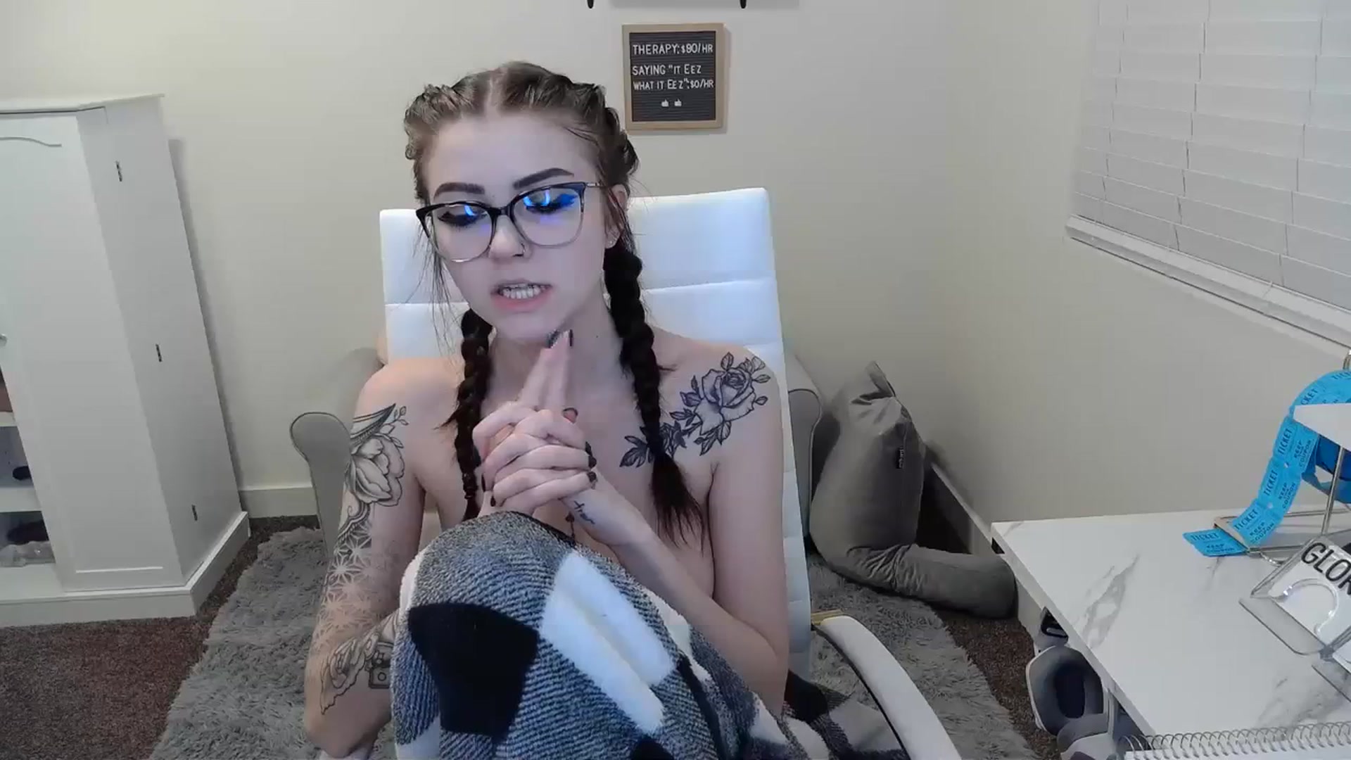 Gallery image thumbnail from KikiKadin's myfreecams stream on, 01/05/2024, 03:35 image 19 of 20